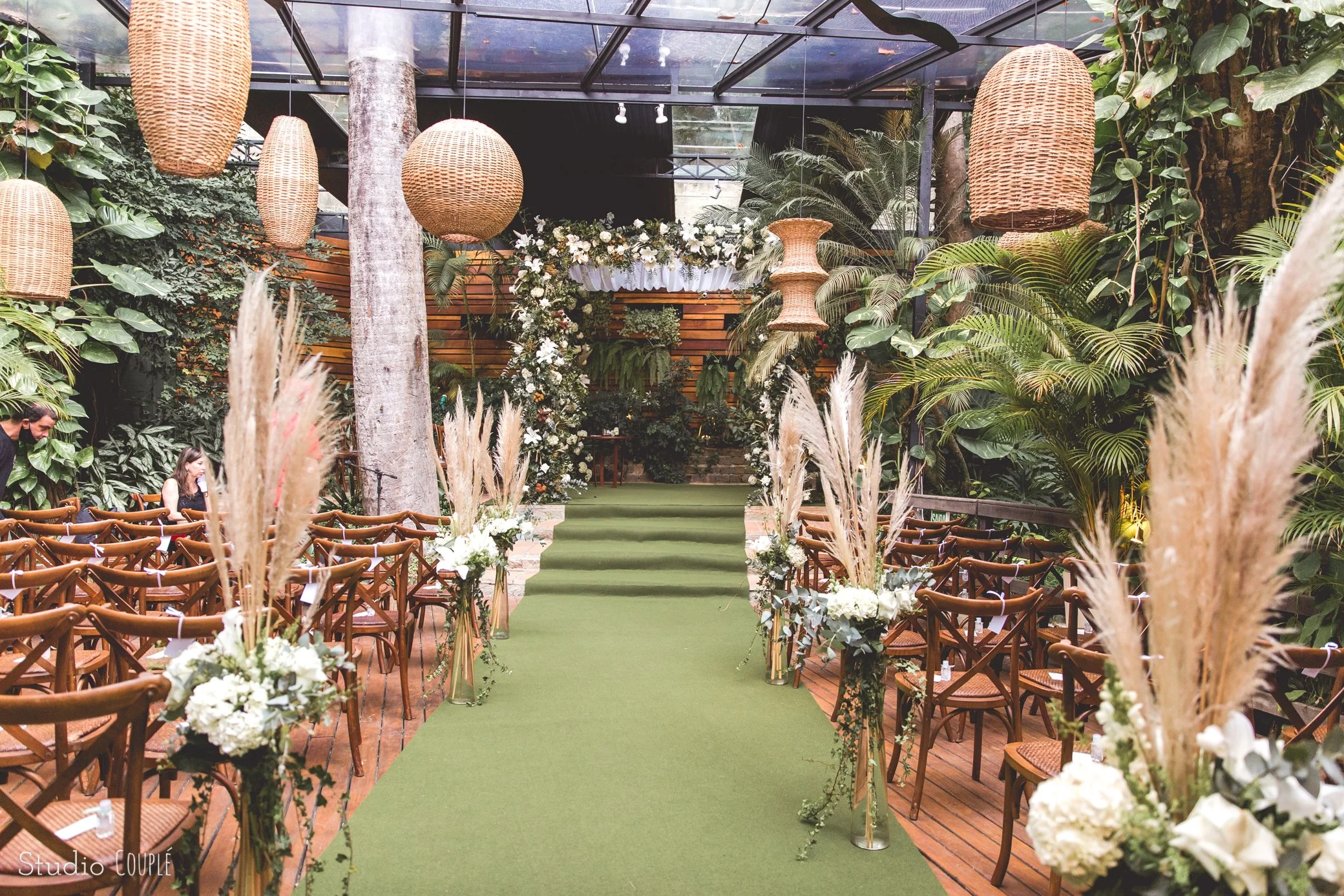 cerimônia de casamento na varanda do salão principal em verde e branco com folhas secas e chupa de flores