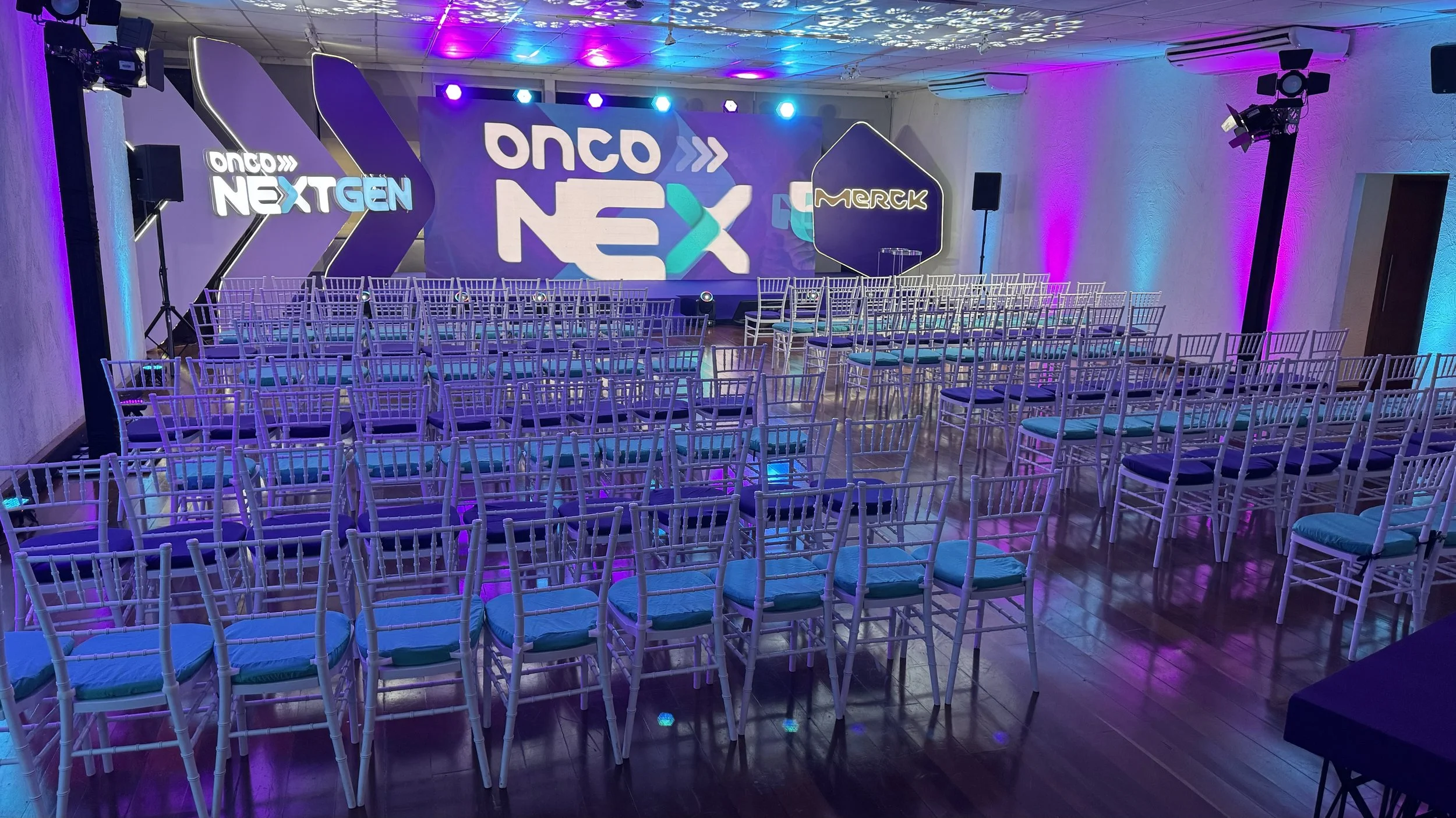 Evento empresarial na Spazio Itanhangá com palco e espaço para palestra, Barra da Tijuca