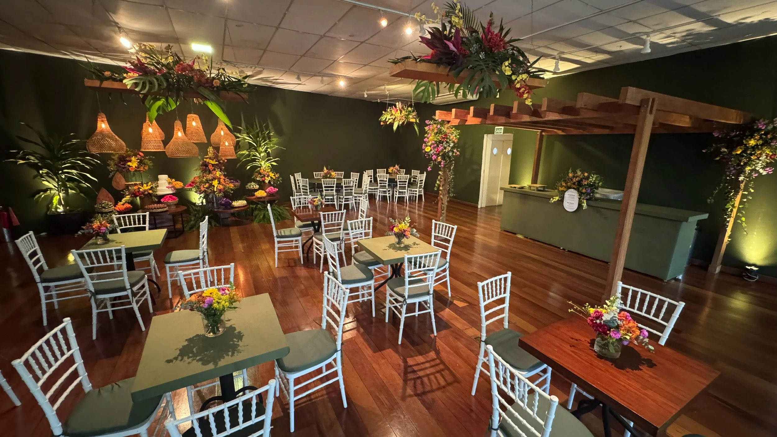 Aniversário 40 anos com decoração verde e flores coloridas