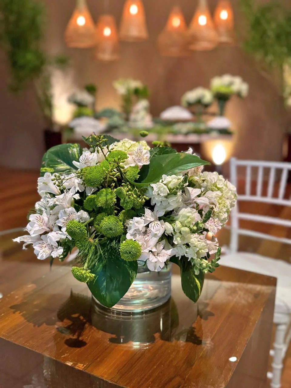 Festa de casamento clássico em bege verde e branco no salão lounge