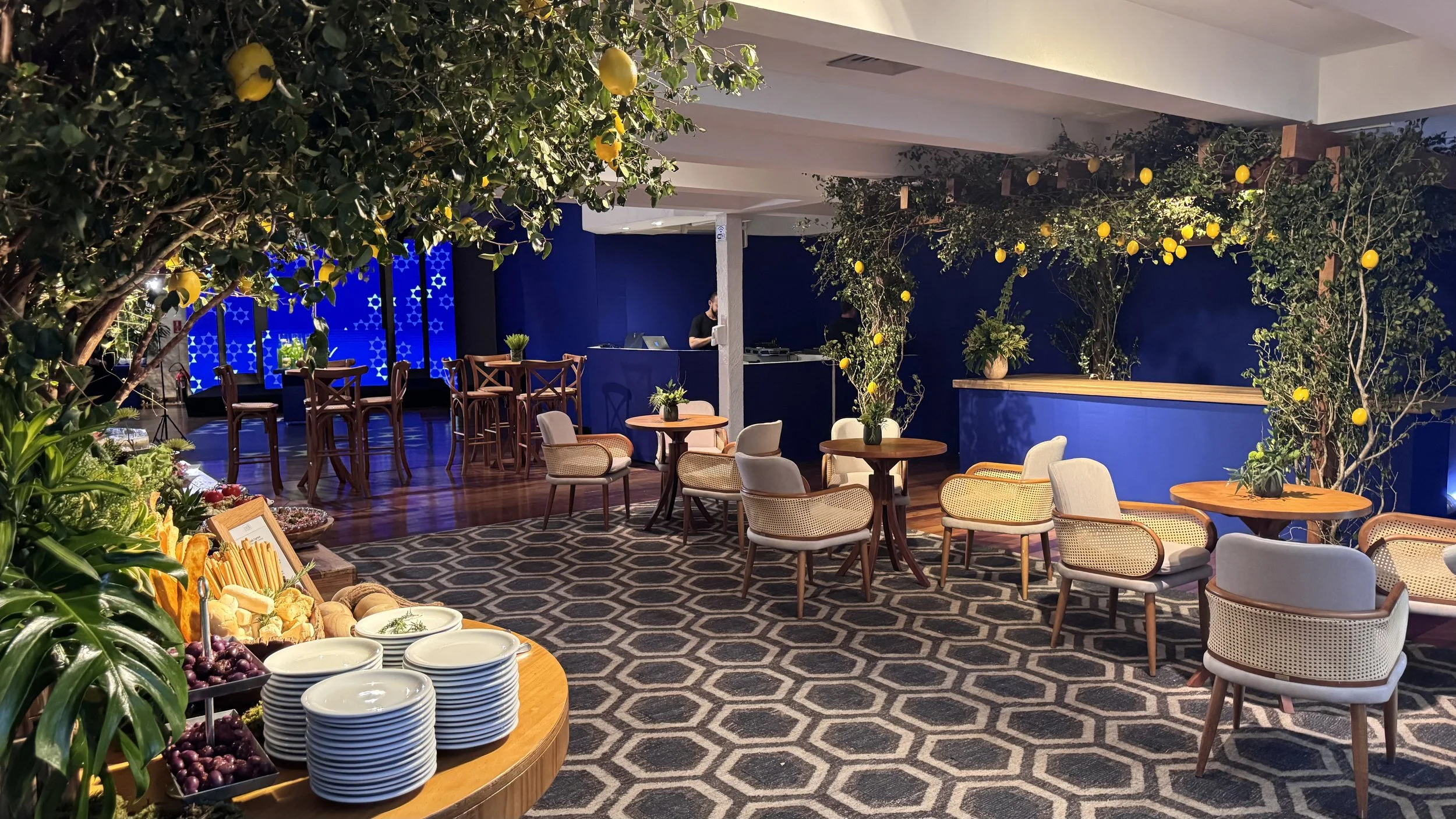 Bar Mitzvah realizado na Spazio Itanhangá com salão decorado com flores e elementos tradicionais