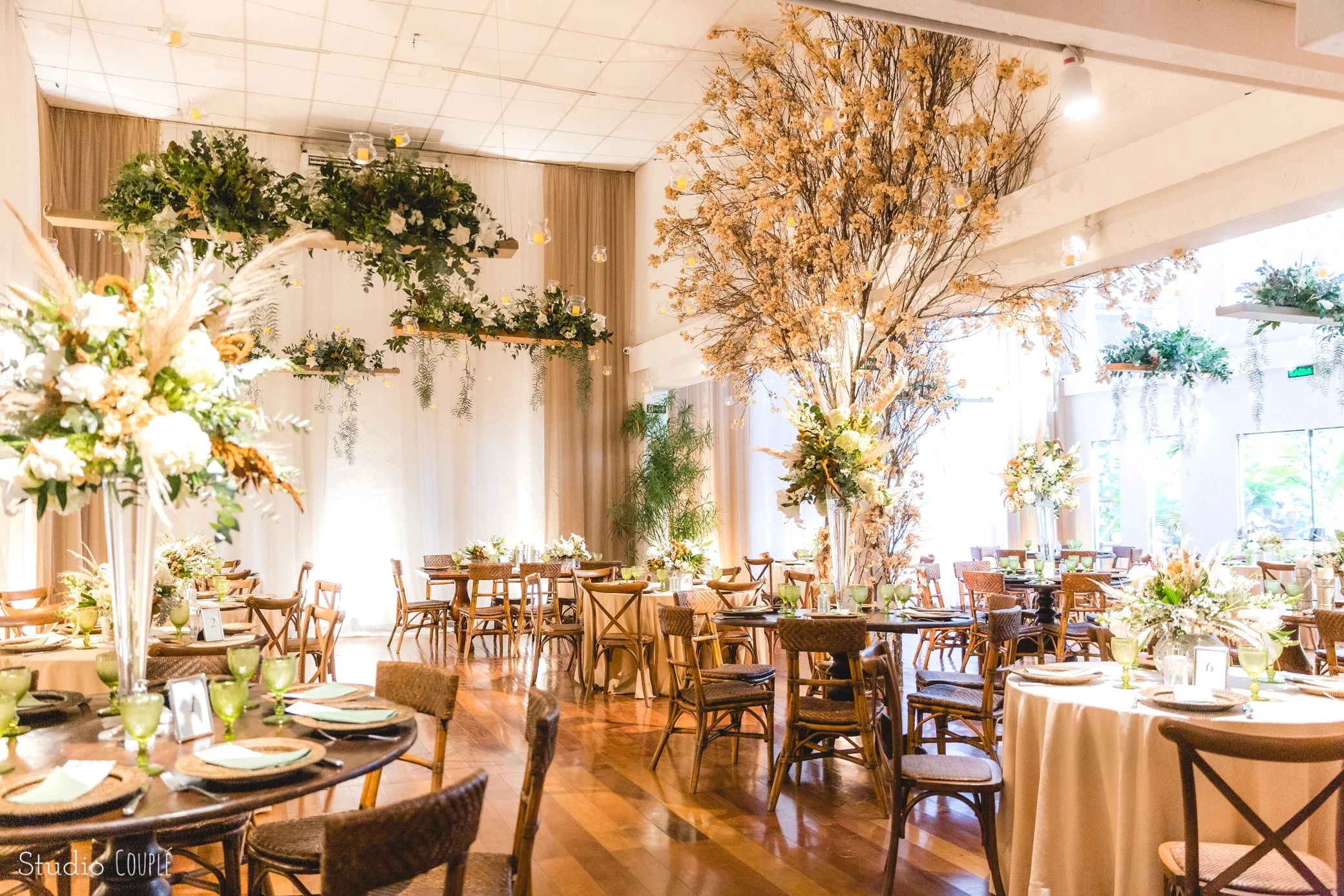 casamento no salao principal da spazio itanhanga casa de festas com decoração rústica e elegante