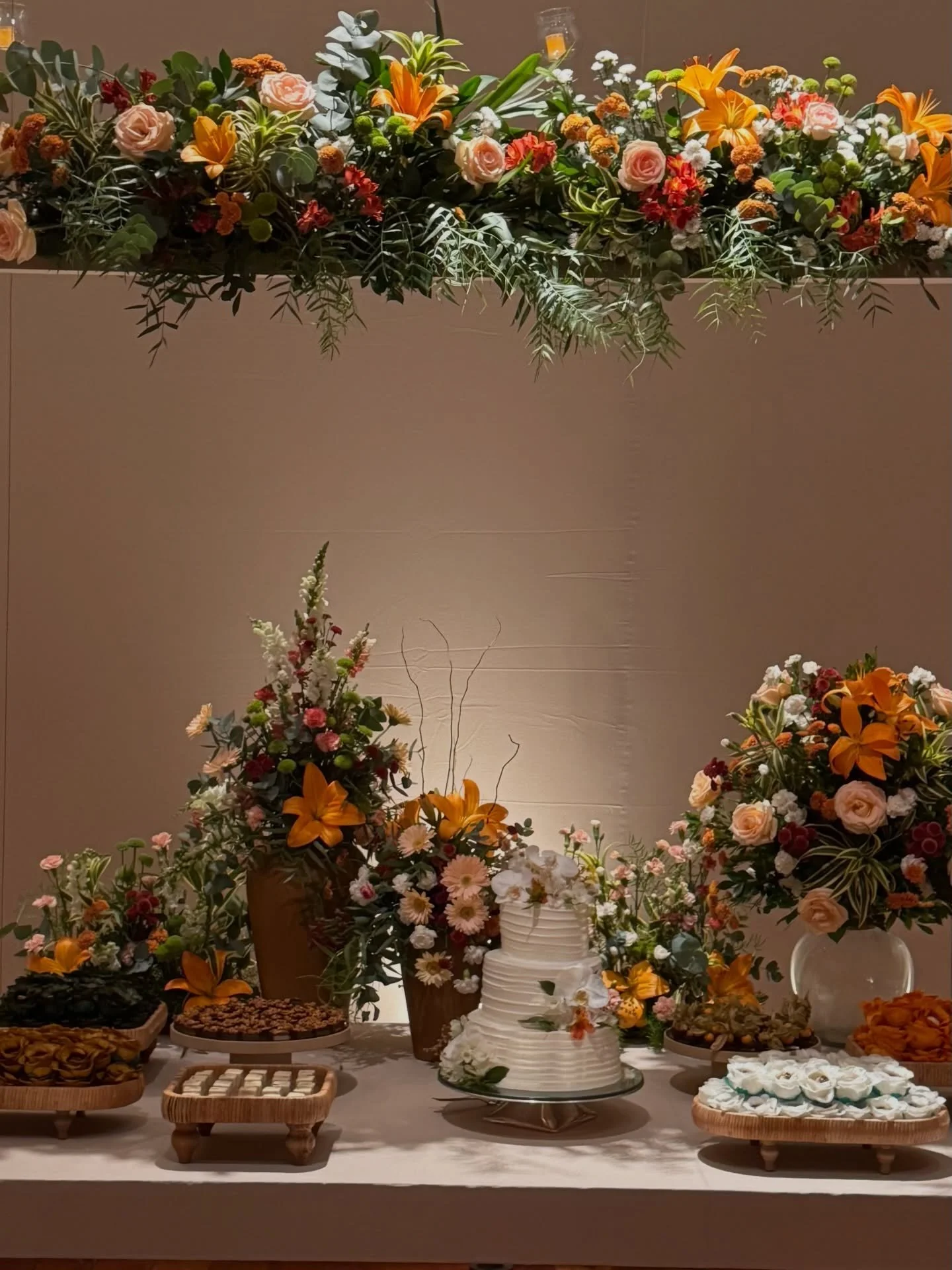 Muitas cores para esse casal lindo. 

Luana e Vinicius 

Decora&ccedil;&atilde;o @elainemadalozzo 
Buffet @chef_giu 
Cerimonial @cerimonial_daizeg 
Moveis do acervo 
Bolo @betahnahuzbolos 
Bem casados @elvirabona 
Som e ilumina&ccedil;&atilde;o @faus