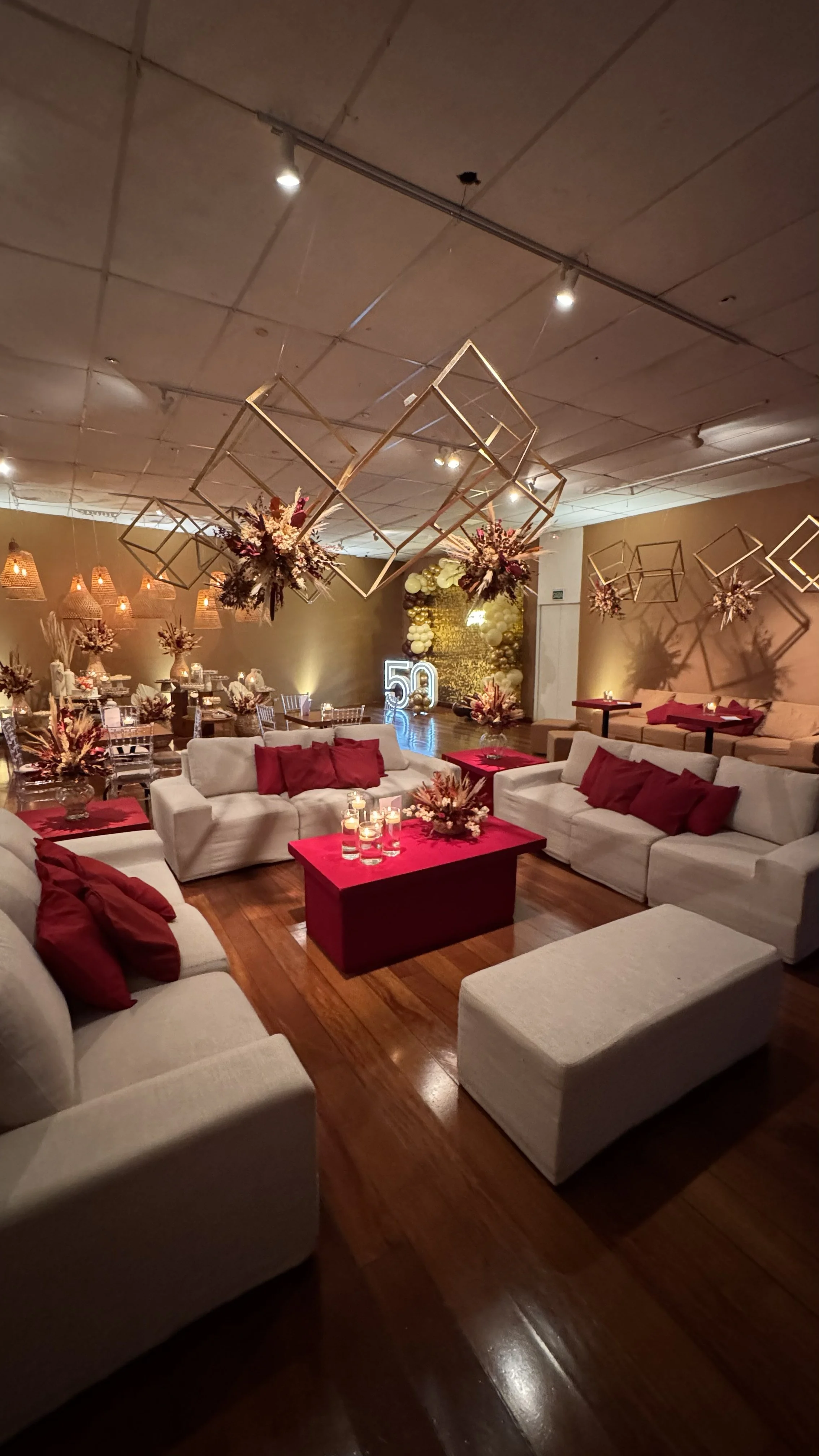 Aniversário 50 anos com decoração dourada