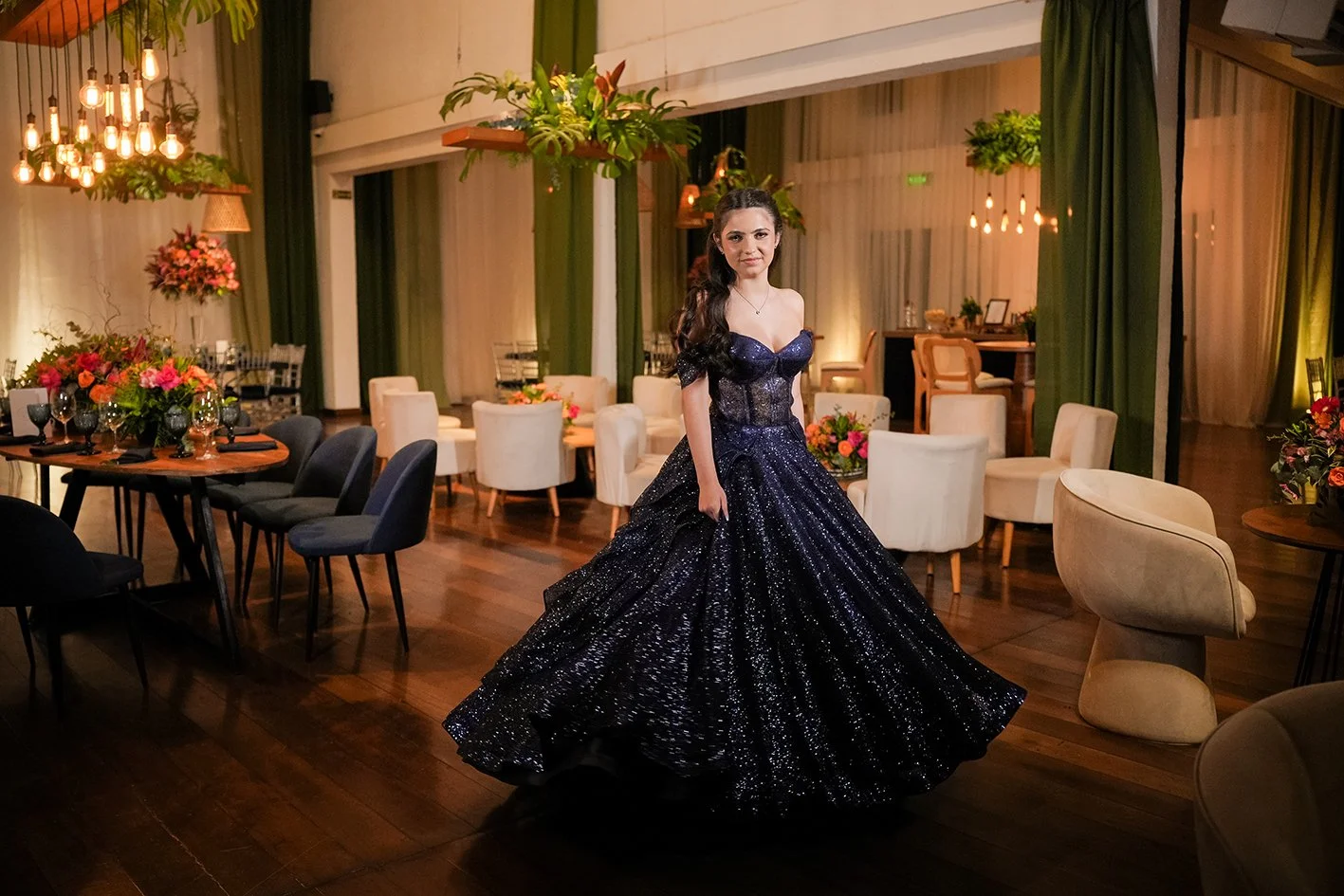 Debutante em sua festa de 15 anos na Spazio Itanhangá com decoração personalizada