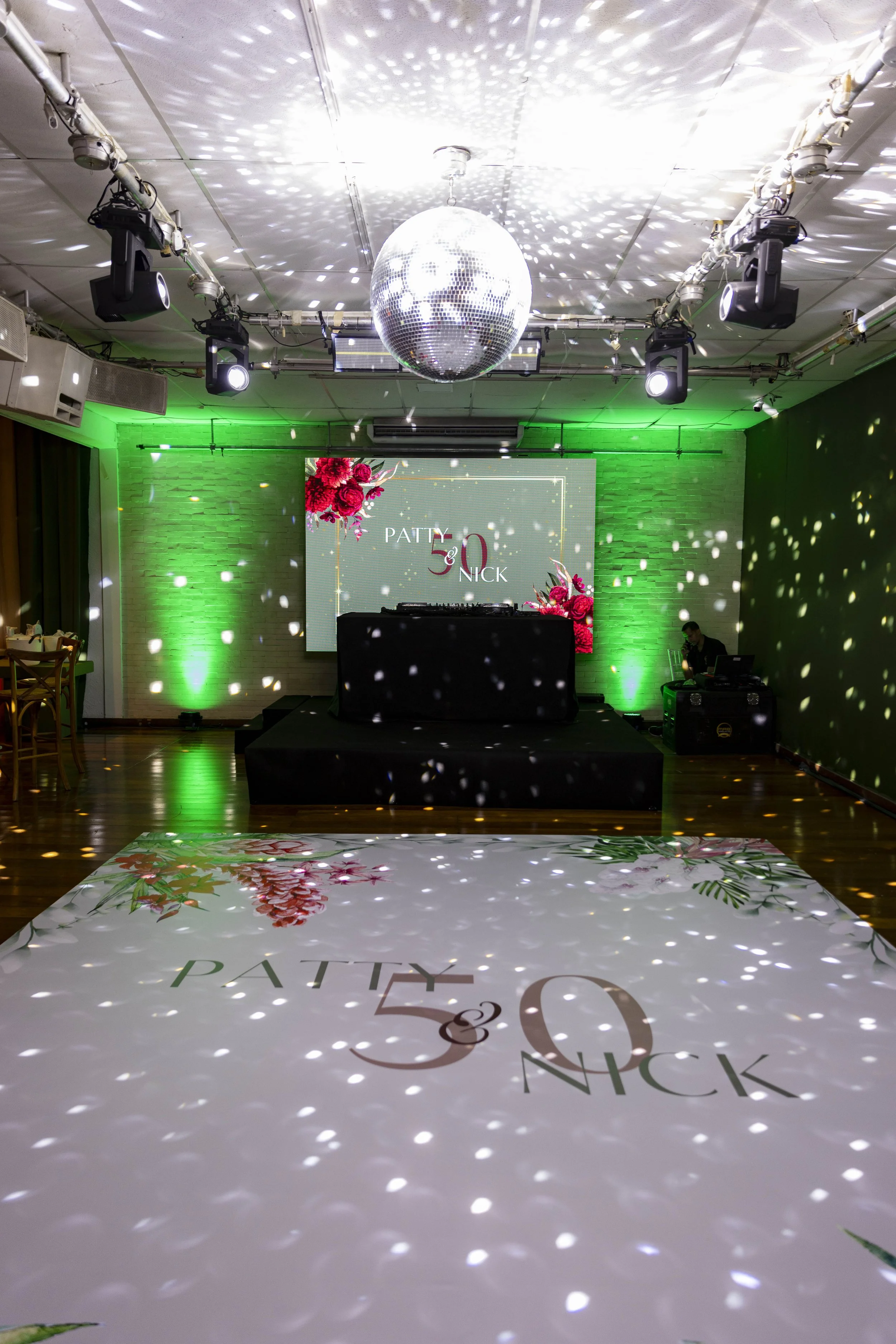 pista de dança iluminada com palco no salão principal da spazio itanhangá