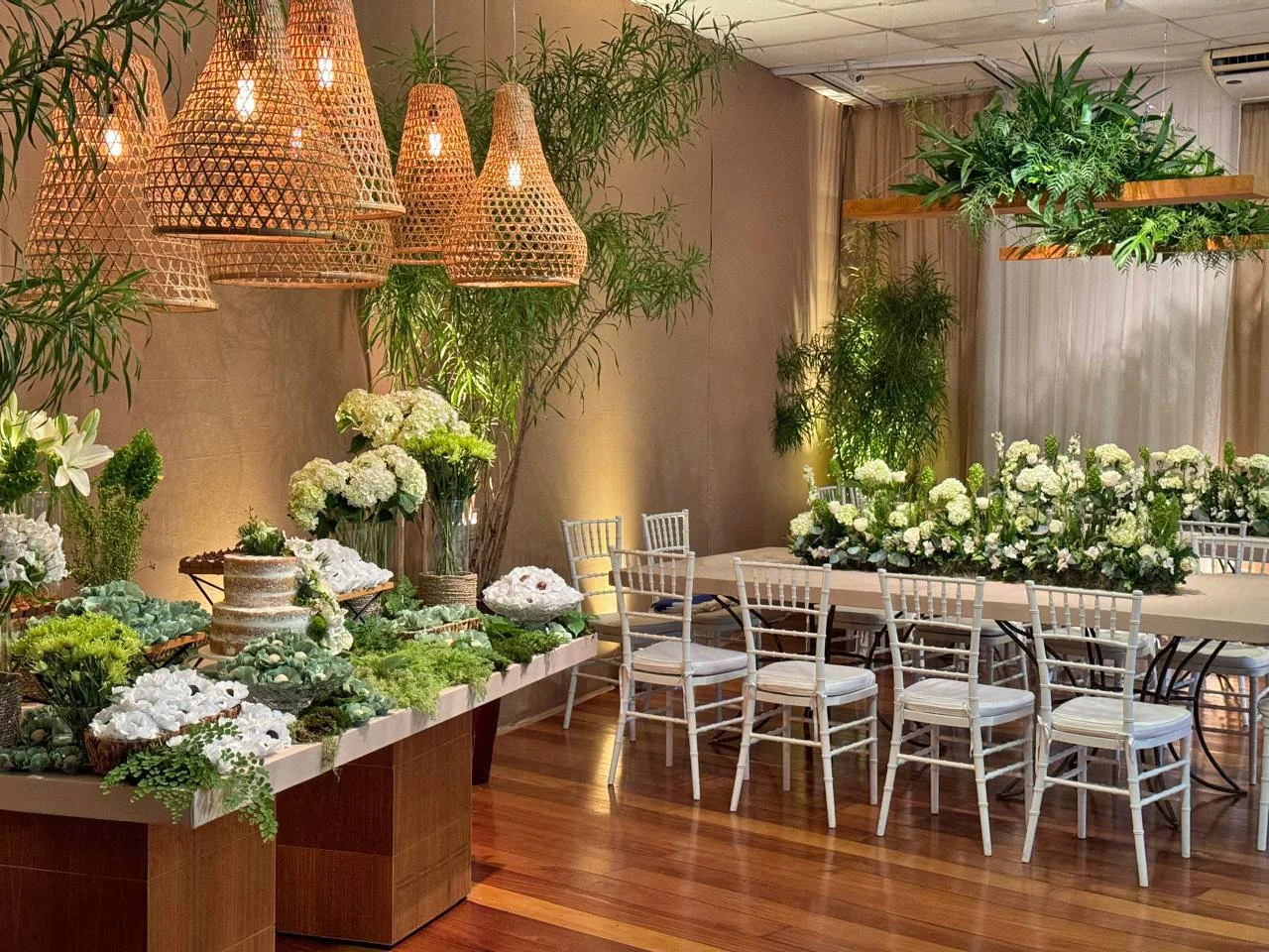 mini wedding clássico em bege verde e branco no salão lounge