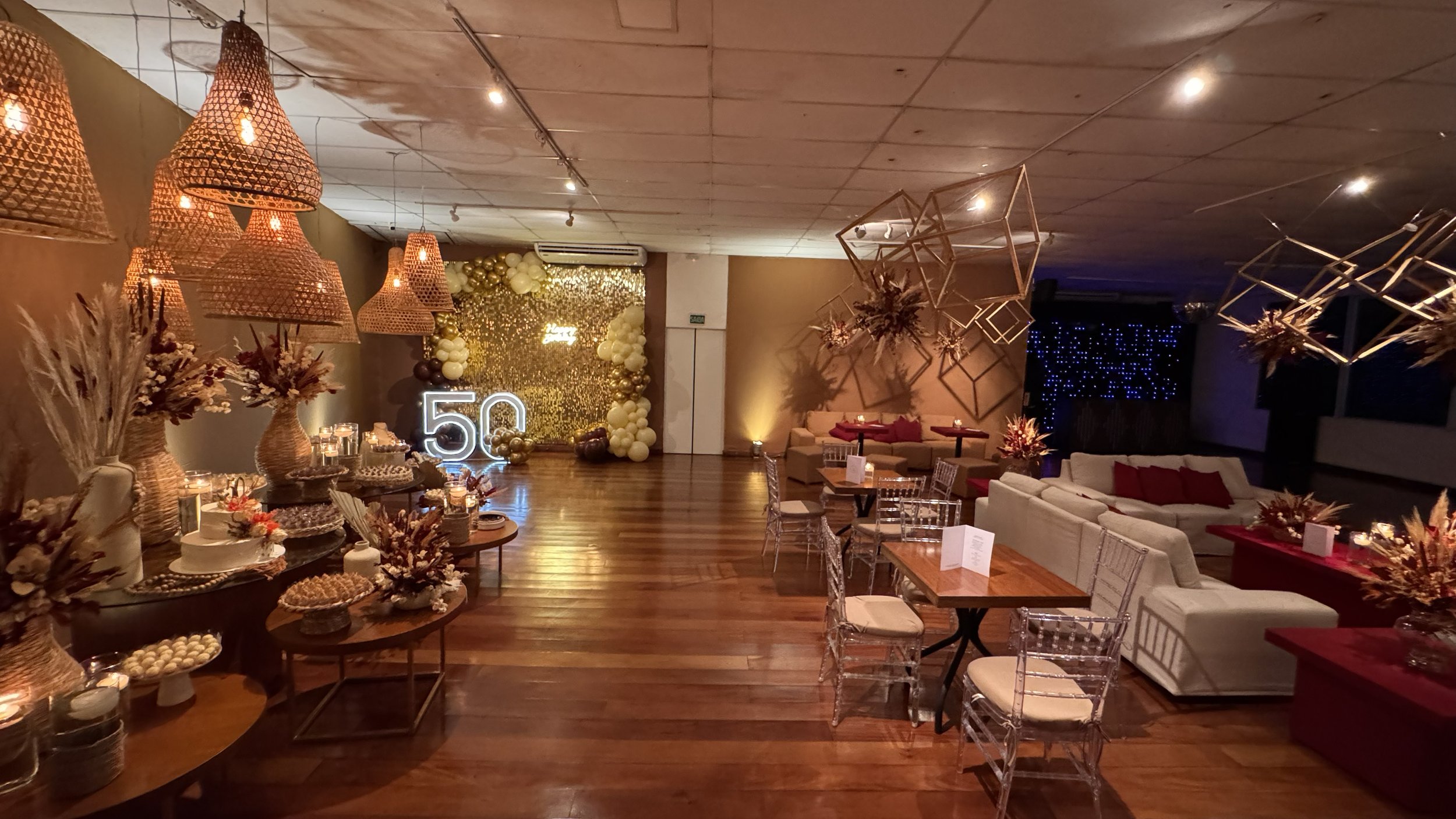 Aniversário 50 anos com decoração dourada