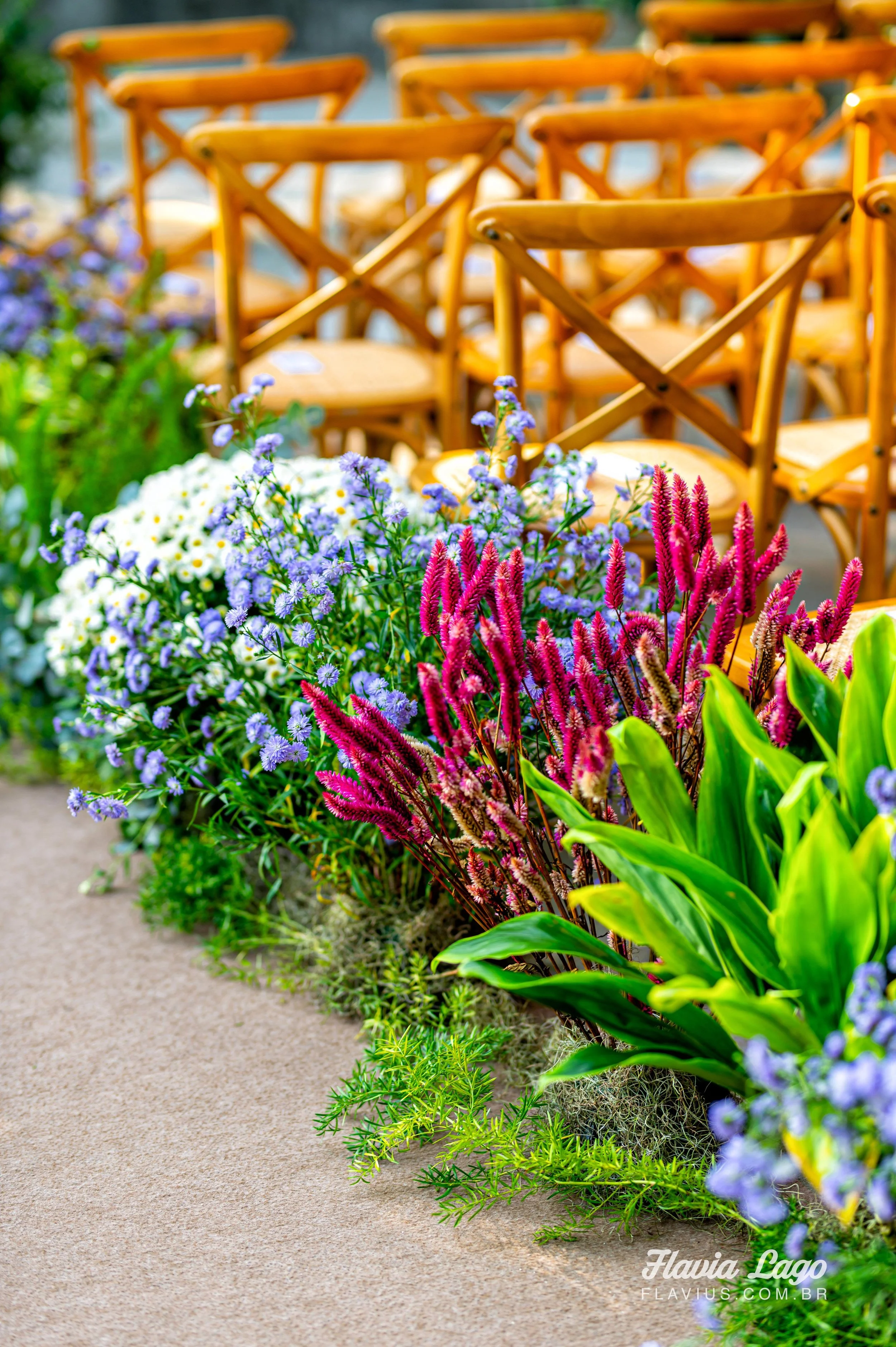 arranjos de flores naturais e cadeiras de madeira em cerimonia de casamento de dia na spazio itanhangá