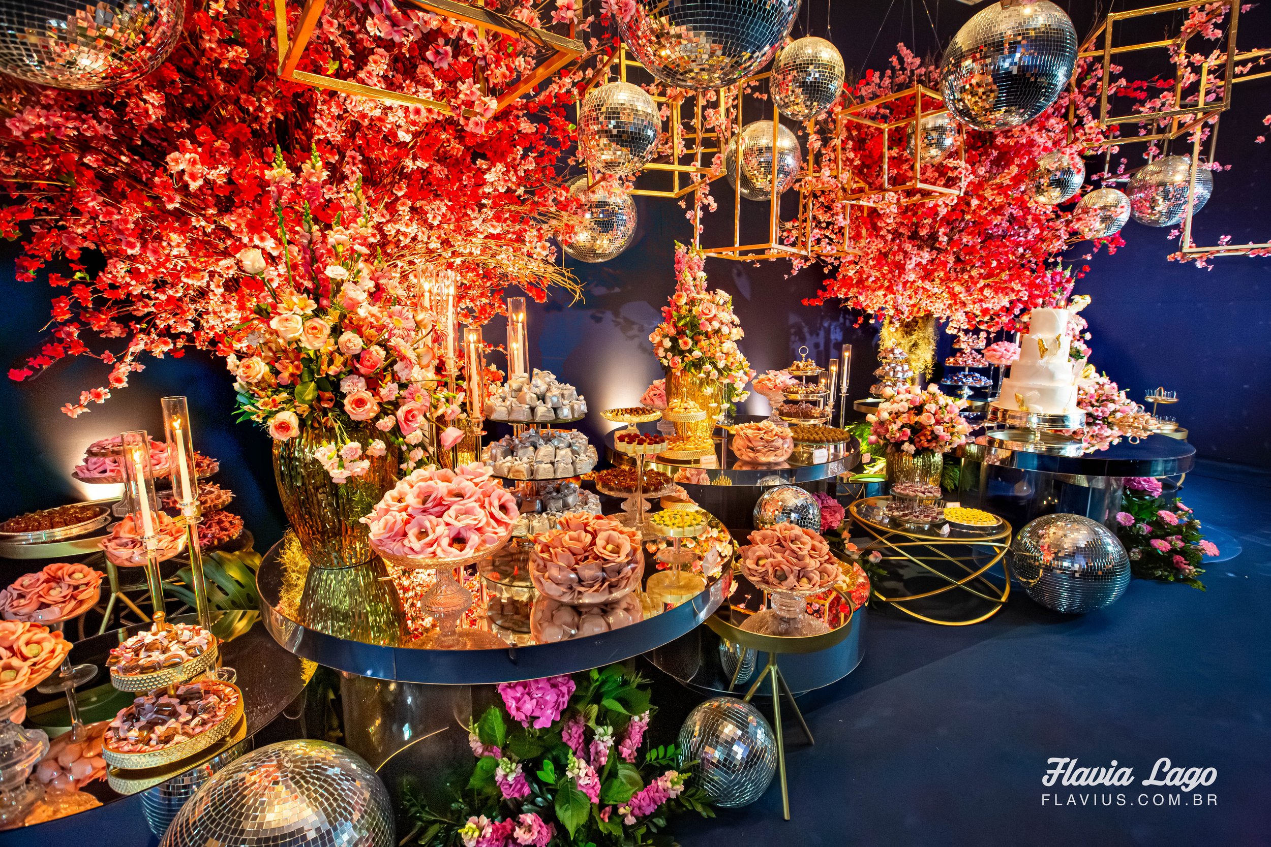 Mesa de doces e bolo de festa de 15 anos decorada por Elaine Madalozzo na Spazio Itanhangá