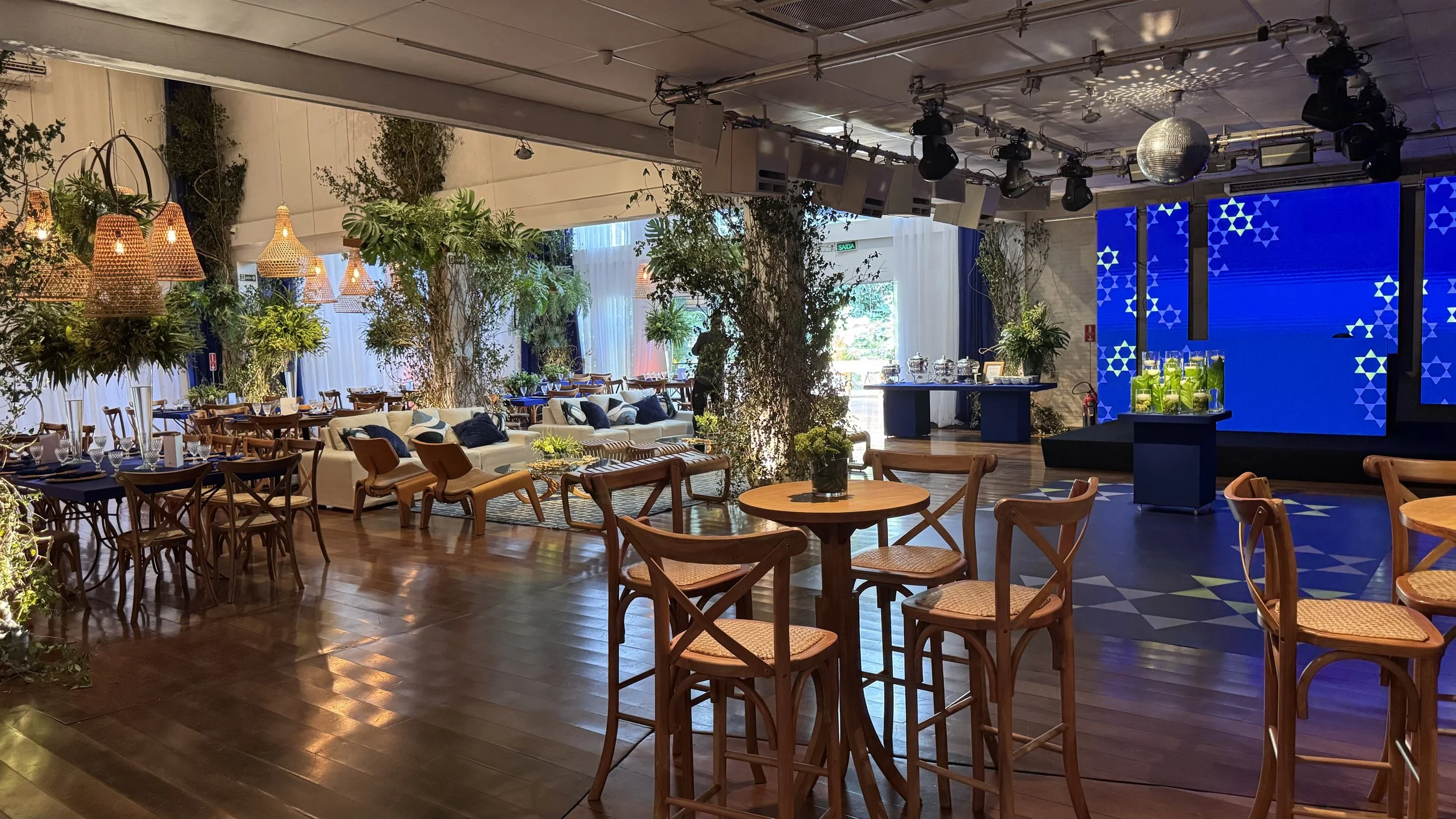 Bar Mitzvah realizado na Spazio Itanhangá com salão decorado com flores e elementos tradicionais