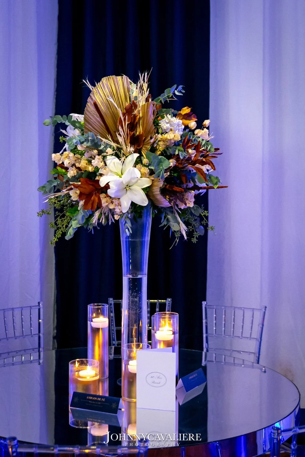 arranjo de mesa com velas em aniversário azul marinho e dourado