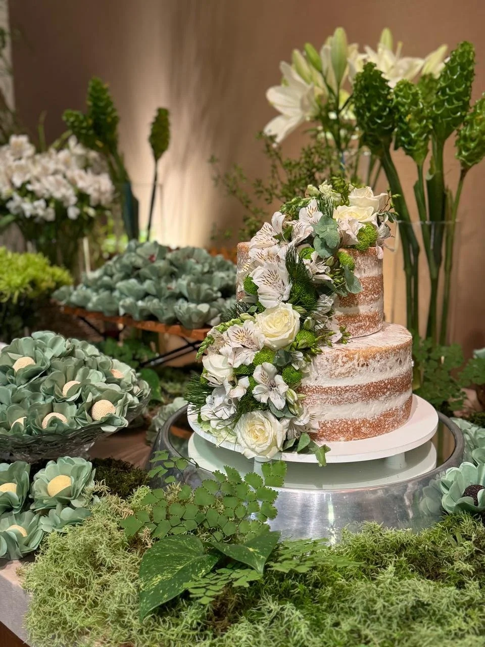Festa de casamento clássico em bege verde e branco no salão lounge bolo e doces