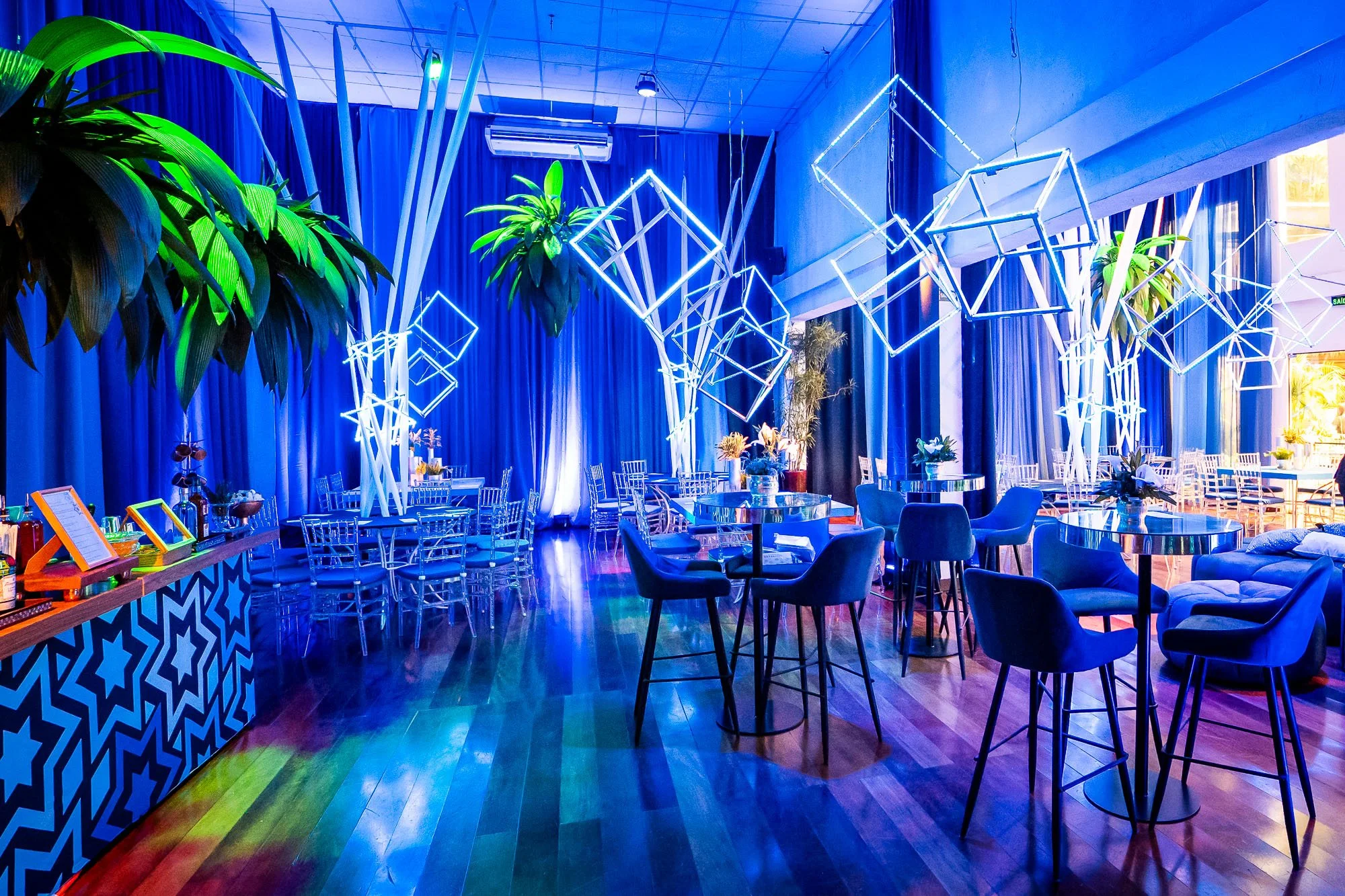 salão principal na Spazio Itanhangá em azul com estrelas de david de Bar Mitzvah