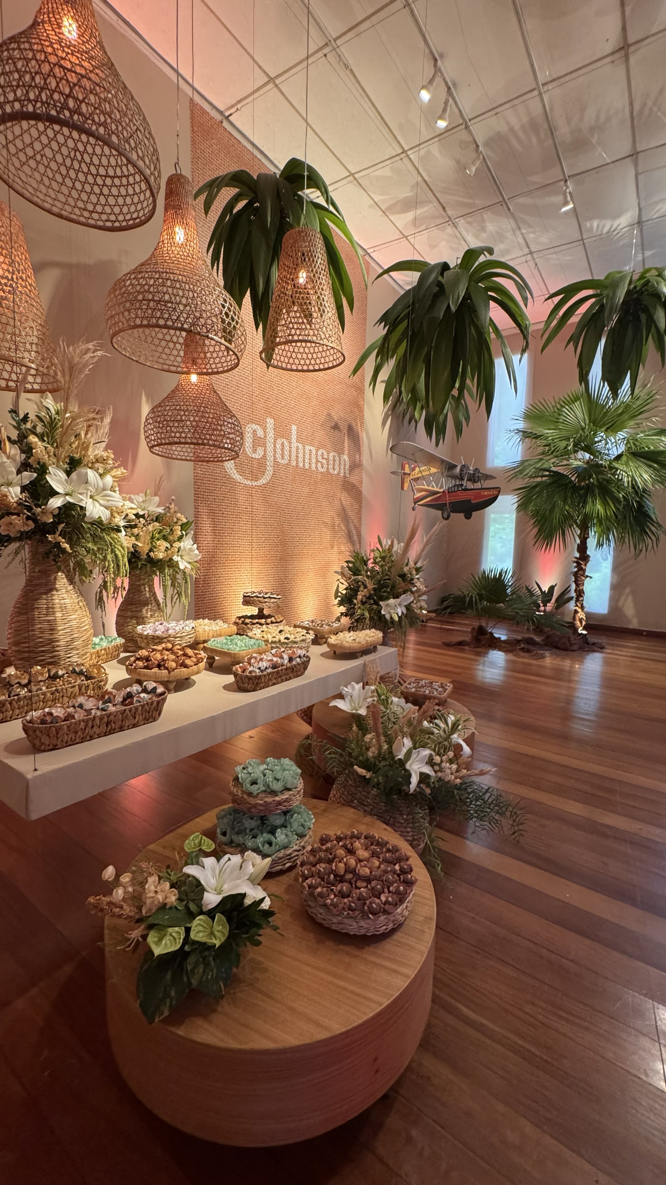 Evento corporativo realizado na Spazio Itanhangá, Barra da Tijuca, com mesas de doces