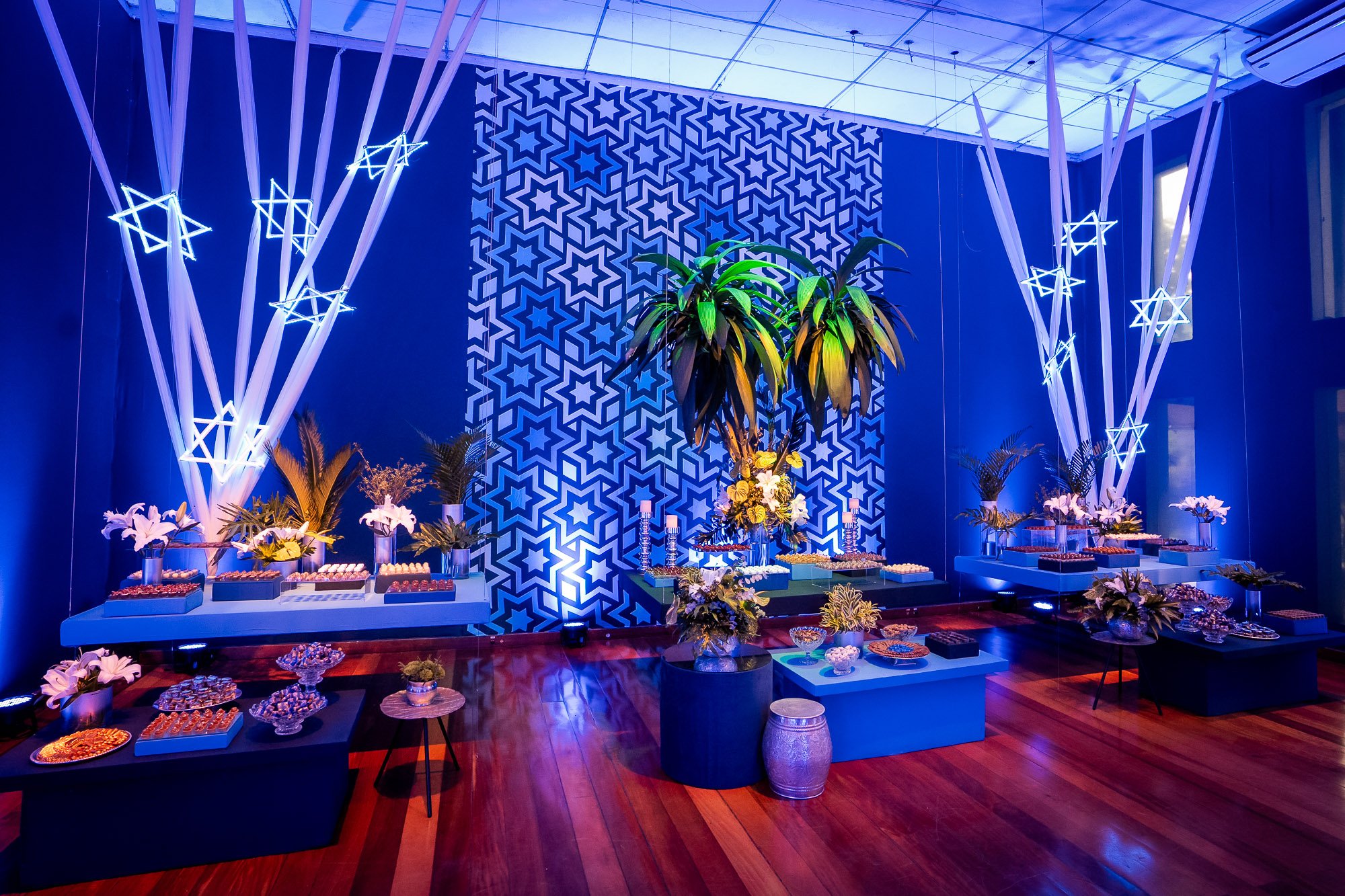 Mesa de bolo e doces decorada de Bar Mitzvah na Spazio Itanhangá em azul com estrelas de david