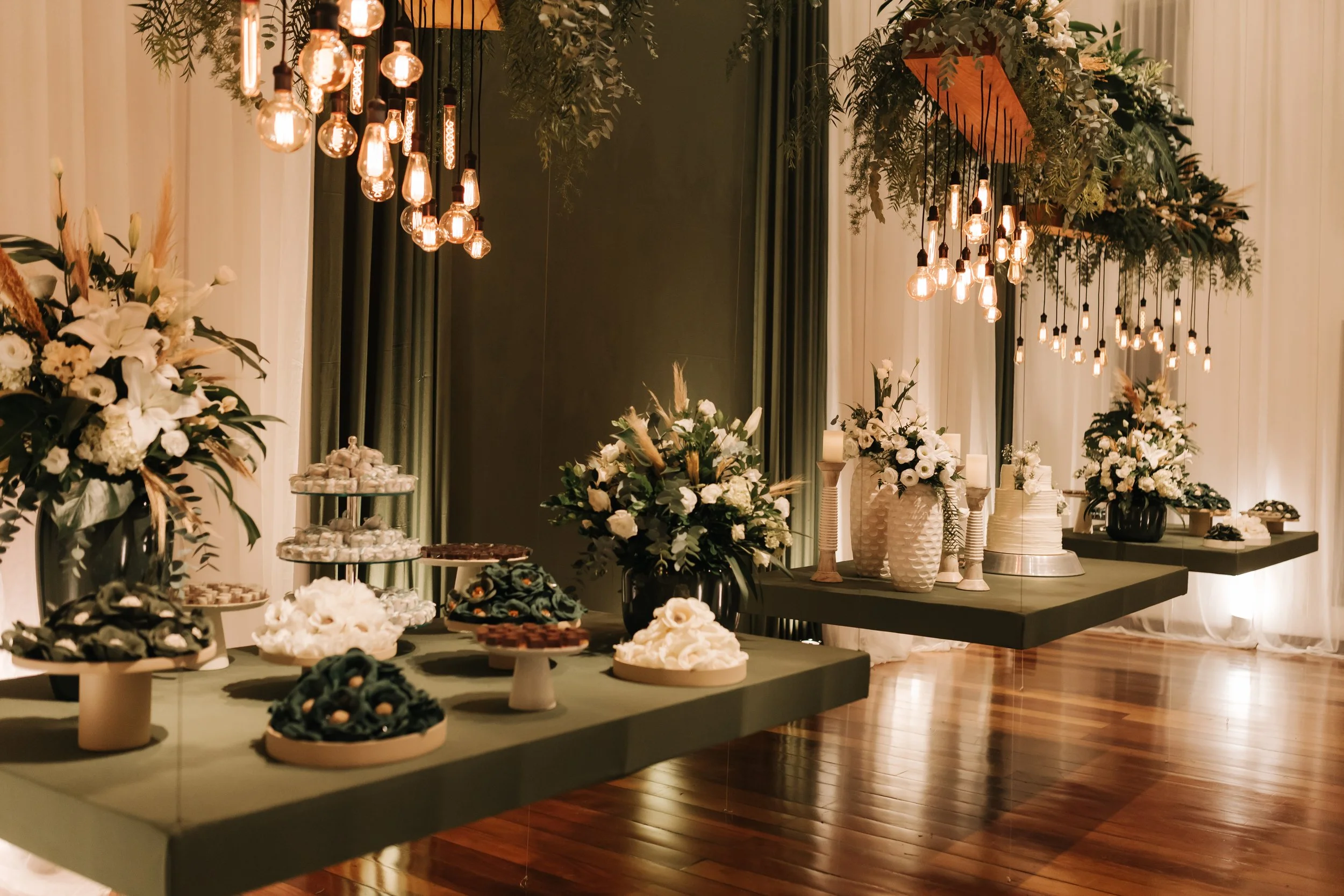 casamento na Spazio Itanhangá com decoração floral e mesa de doces