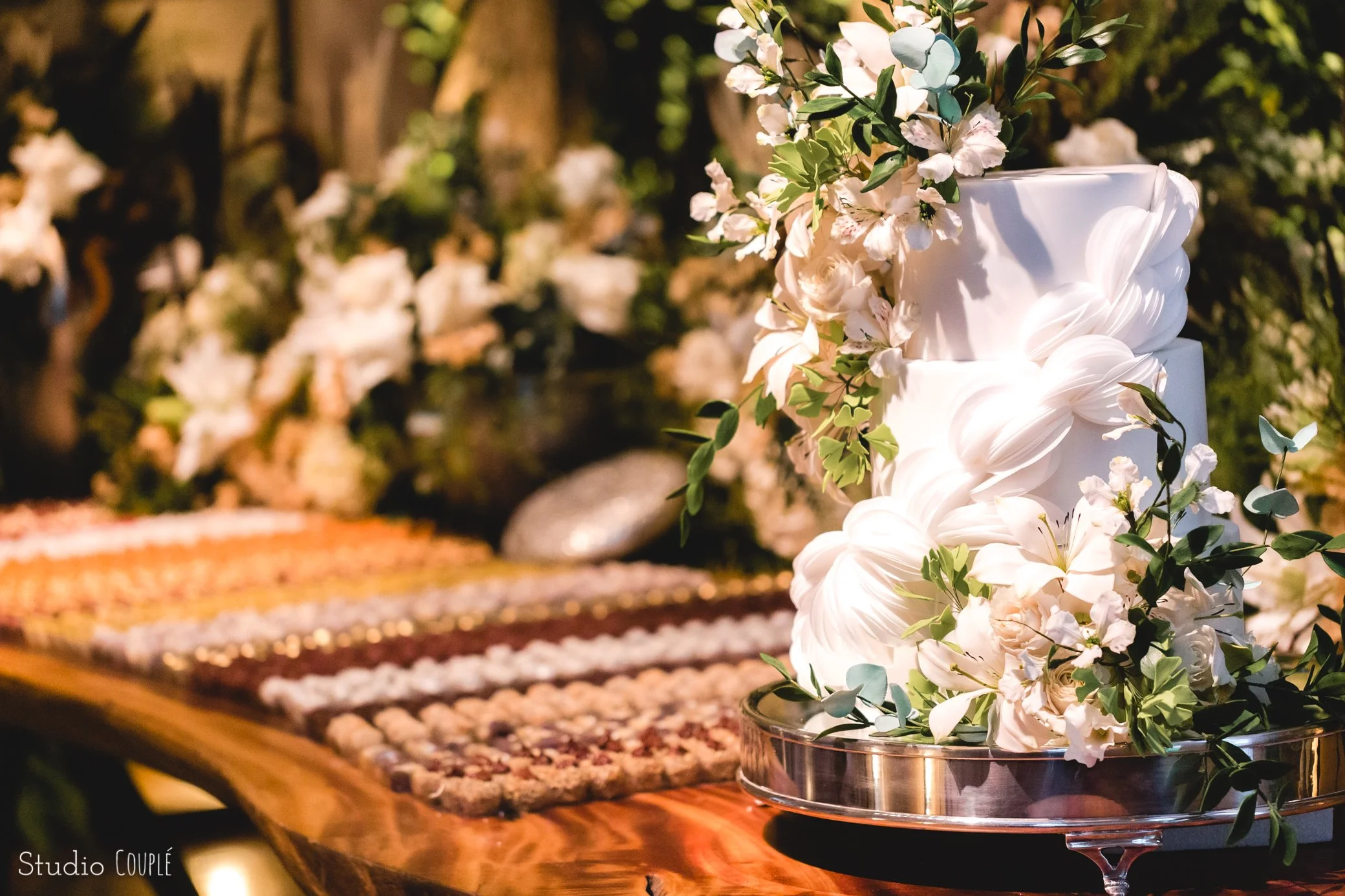 close bolo e doces de casamento verde e branco com folhas secas naturais