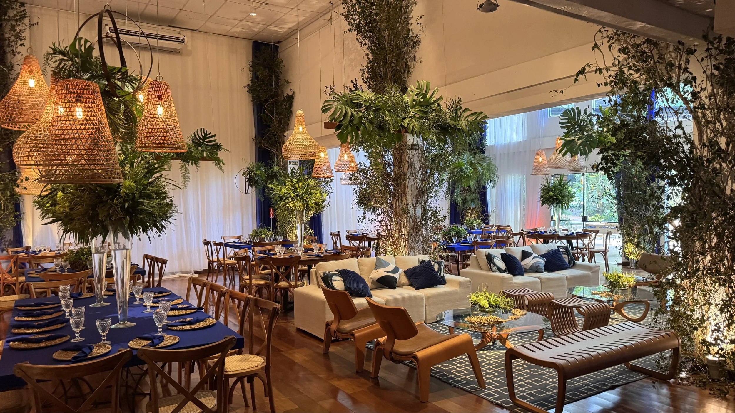 Recepção de Bar Mitzvah na Spazio Itanhangá com mesas postas e decoração elegante