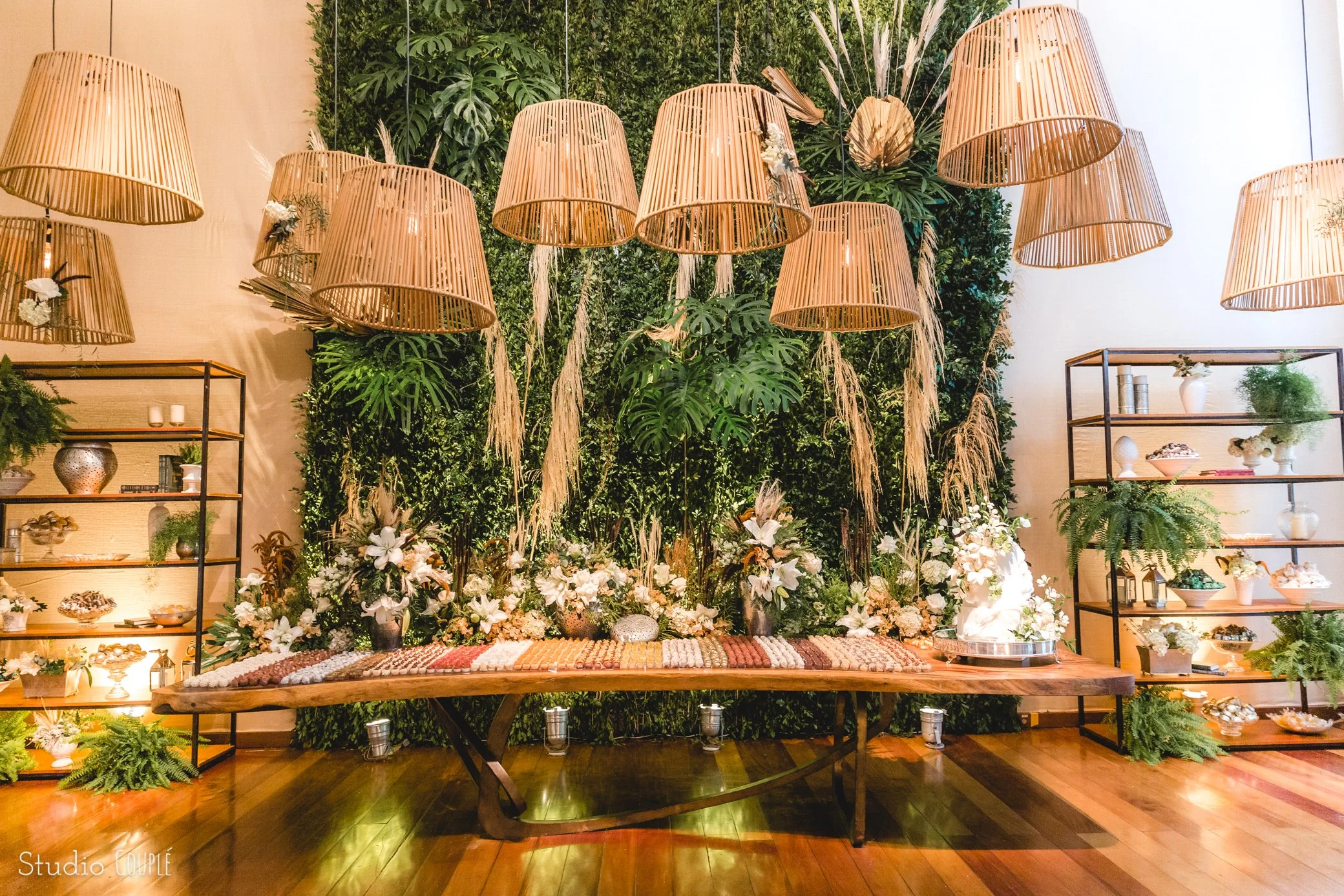 Salão da de doces verde e branco com luminárias de fibra natural