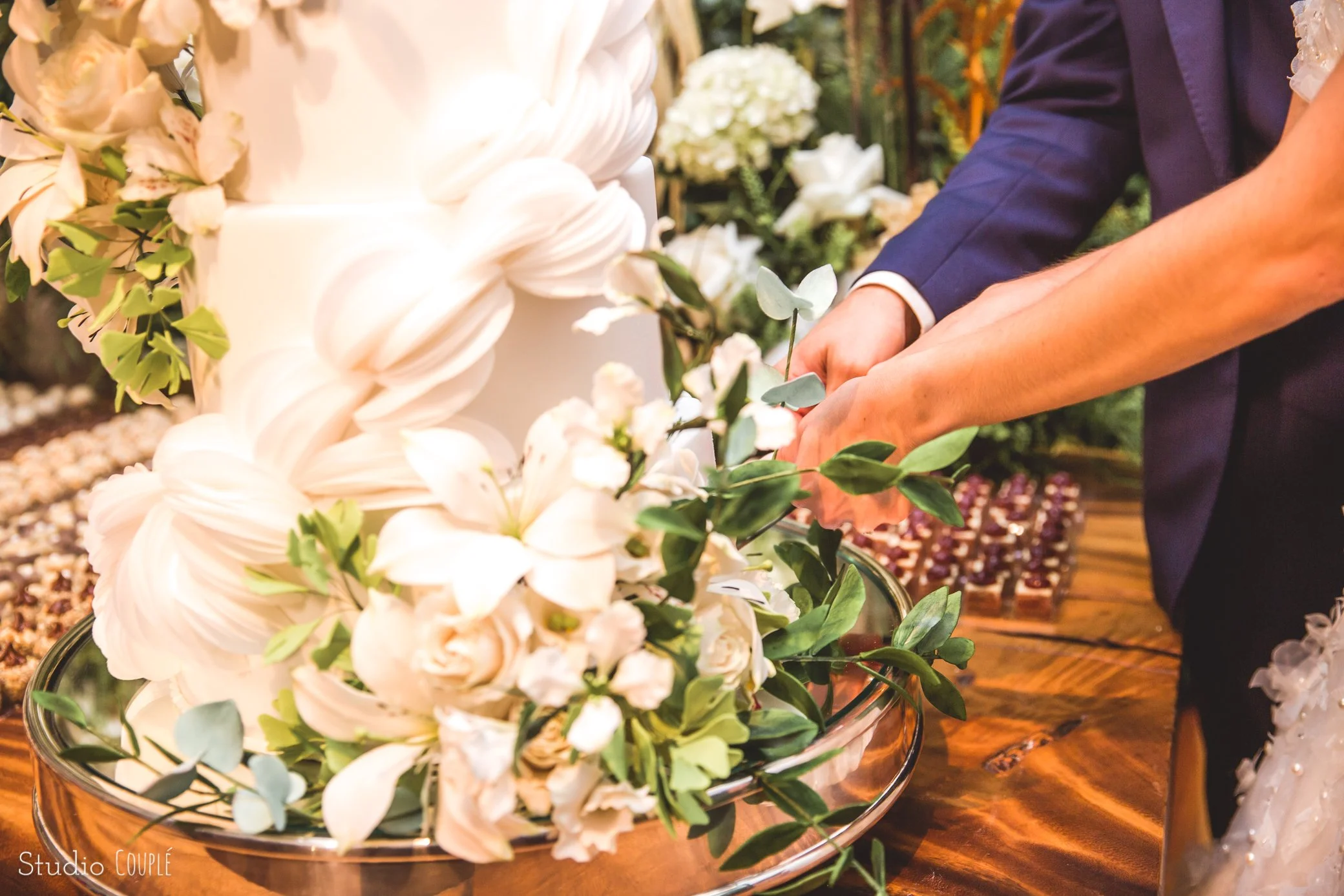 casal cortando bolo de casamento