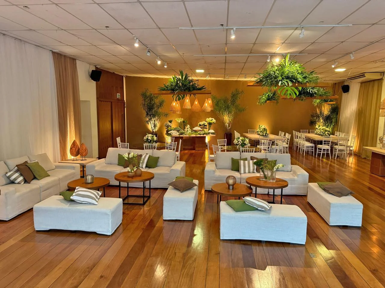 mini wedding clássico em bege verde e branco no salão lounge