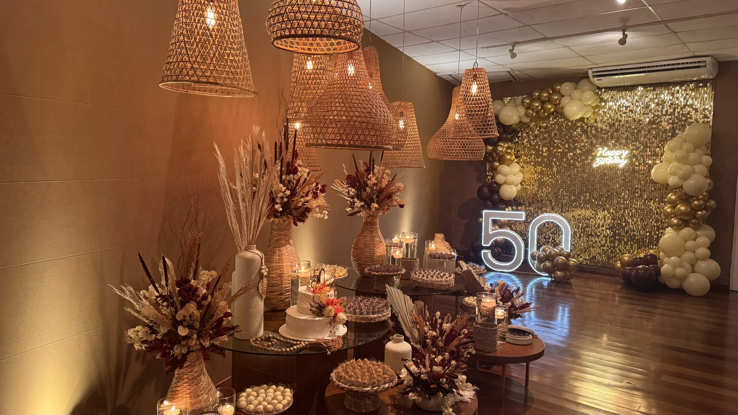 Aniversário 50 anos com decoração dourada
