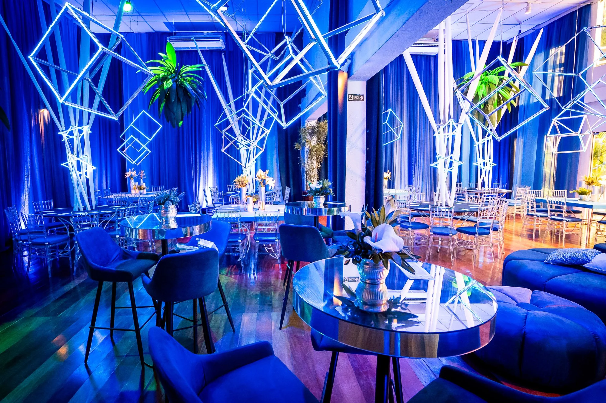 mesas de convidados na Spazio Itanhangá em azul com estrelas de david de Bar Mitzvah