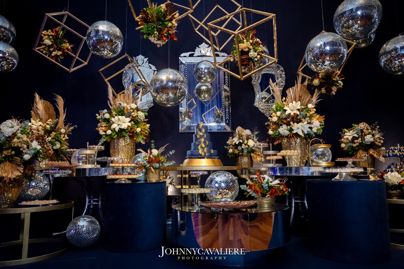 Mesa de bolo e doces de aniversário azul marinho e dourado