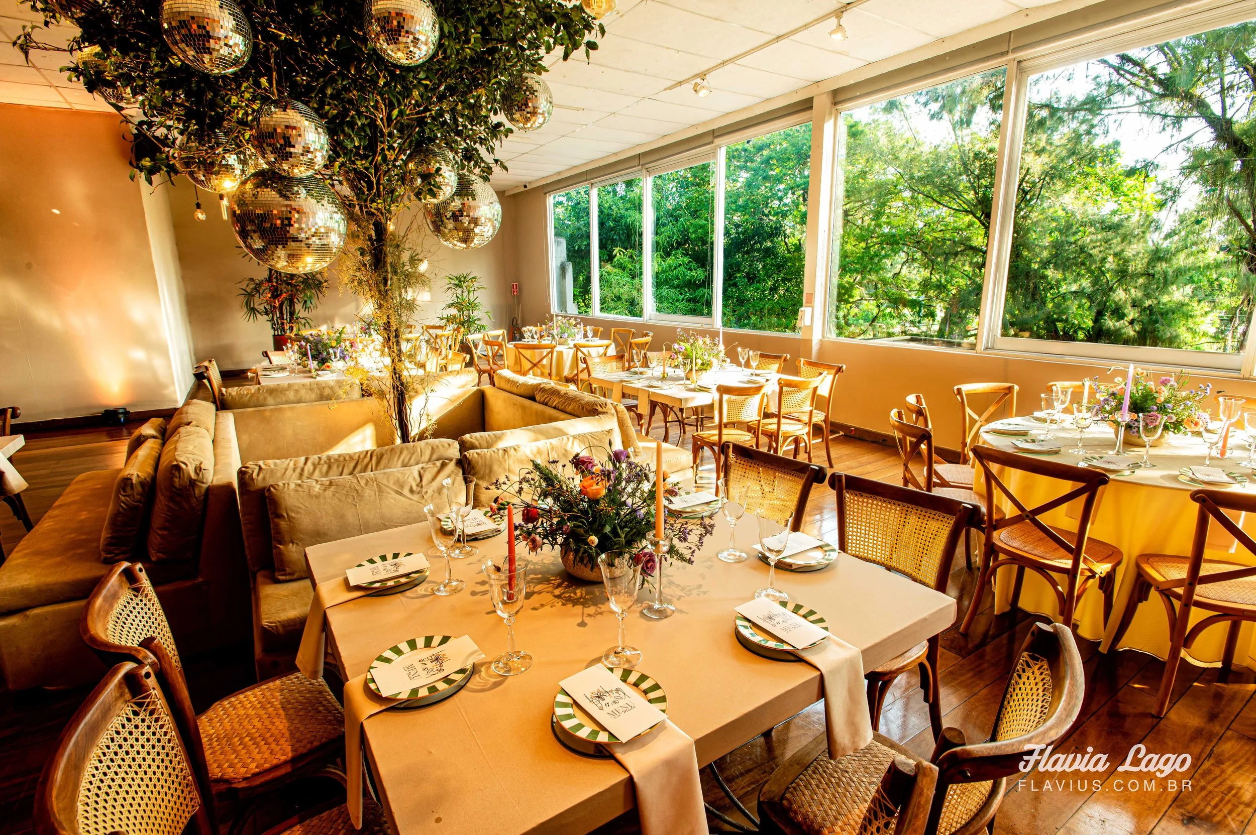 Recepção de casamento na Spazio Itanhangá com mesas decoradas e arranjos florais