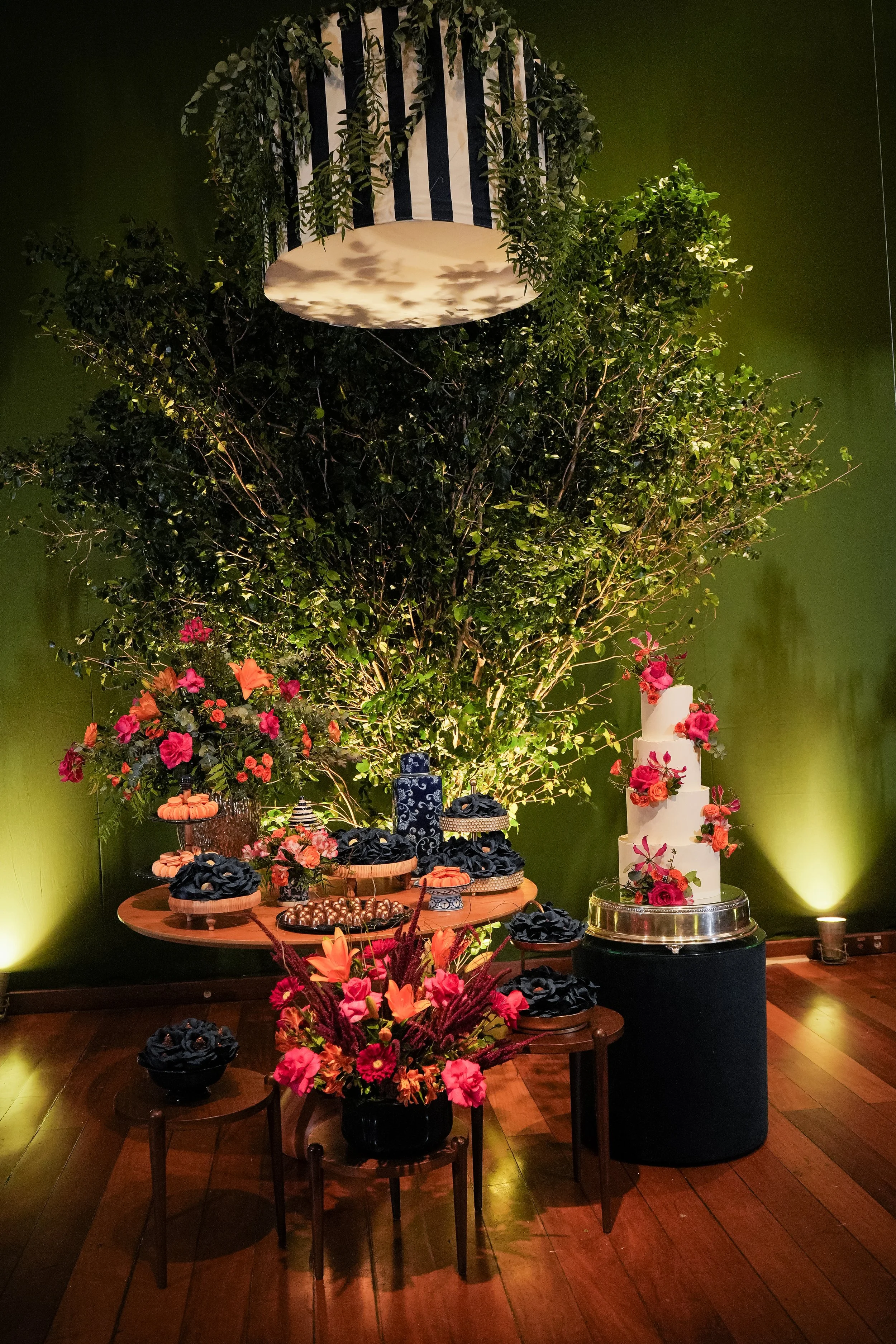 Mesa de doces e bolo de festa de 15 anos decorada por Elaine Madalozzo na Spazio Itanhangá