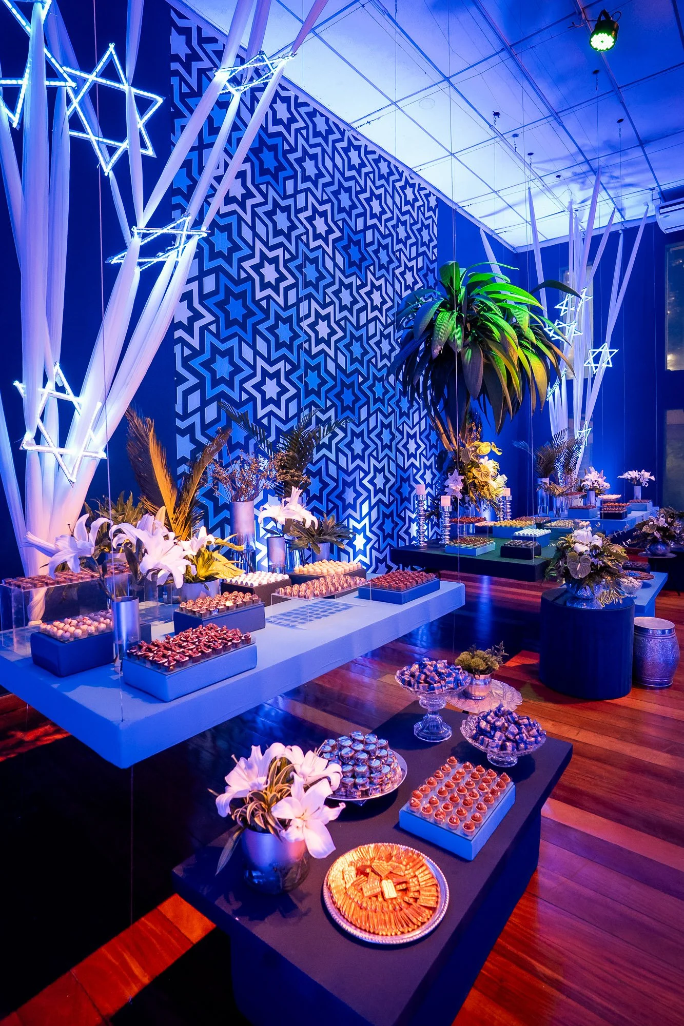 Mesa de bolo e doces decorada de Bar Mitzvah na Spazio Itanhangá em azul com estrelas de david