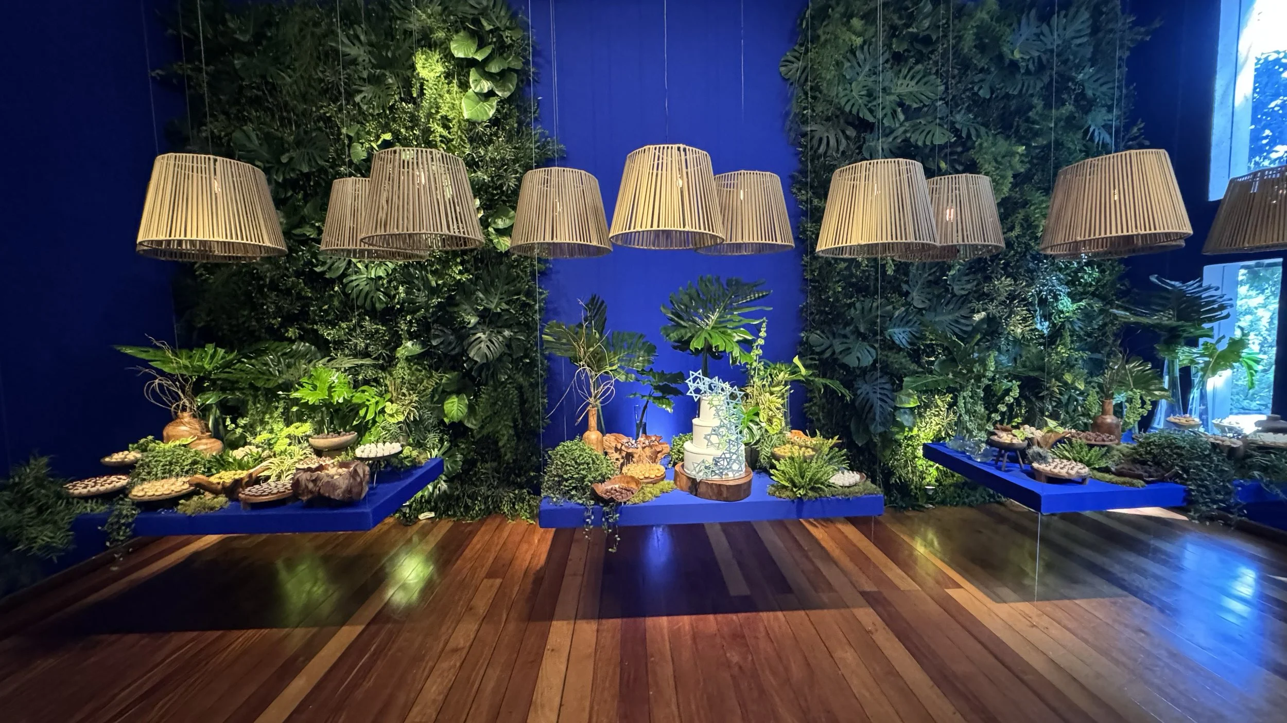 Mesa de bolo e doces decorada de Bar Mitzvah na Spazio Itanhangá com projeto de Elaine Madalozzo