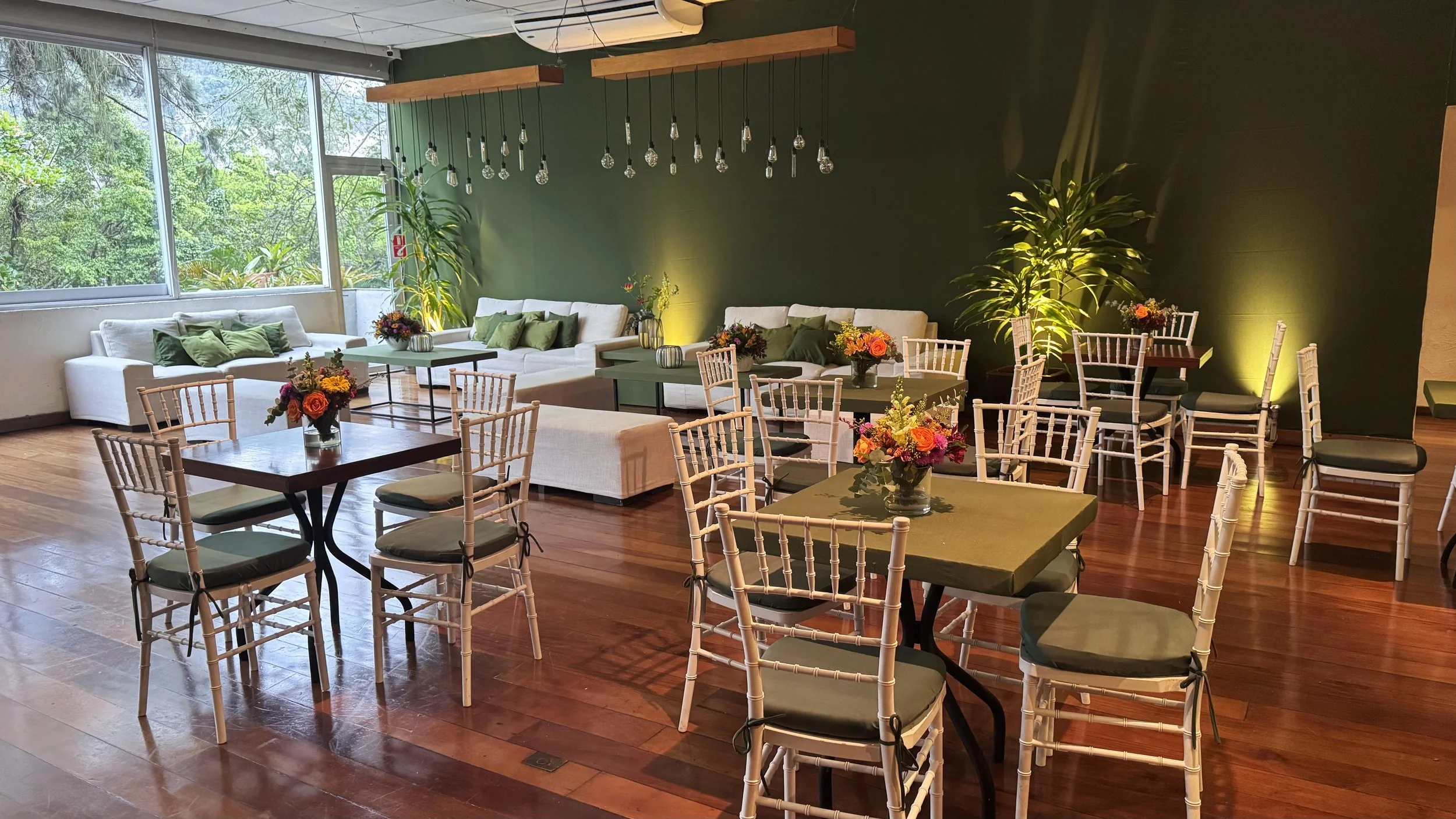 Aniversário 40 anos com decoração verde e flores coloridas