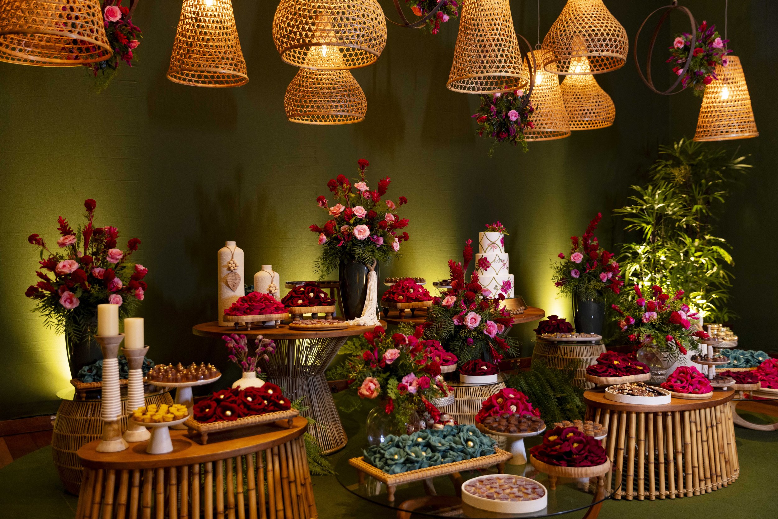 Salão de bolo e doces de aniversário de 50 anos em verde musgo e marsala na spazio itanhangá