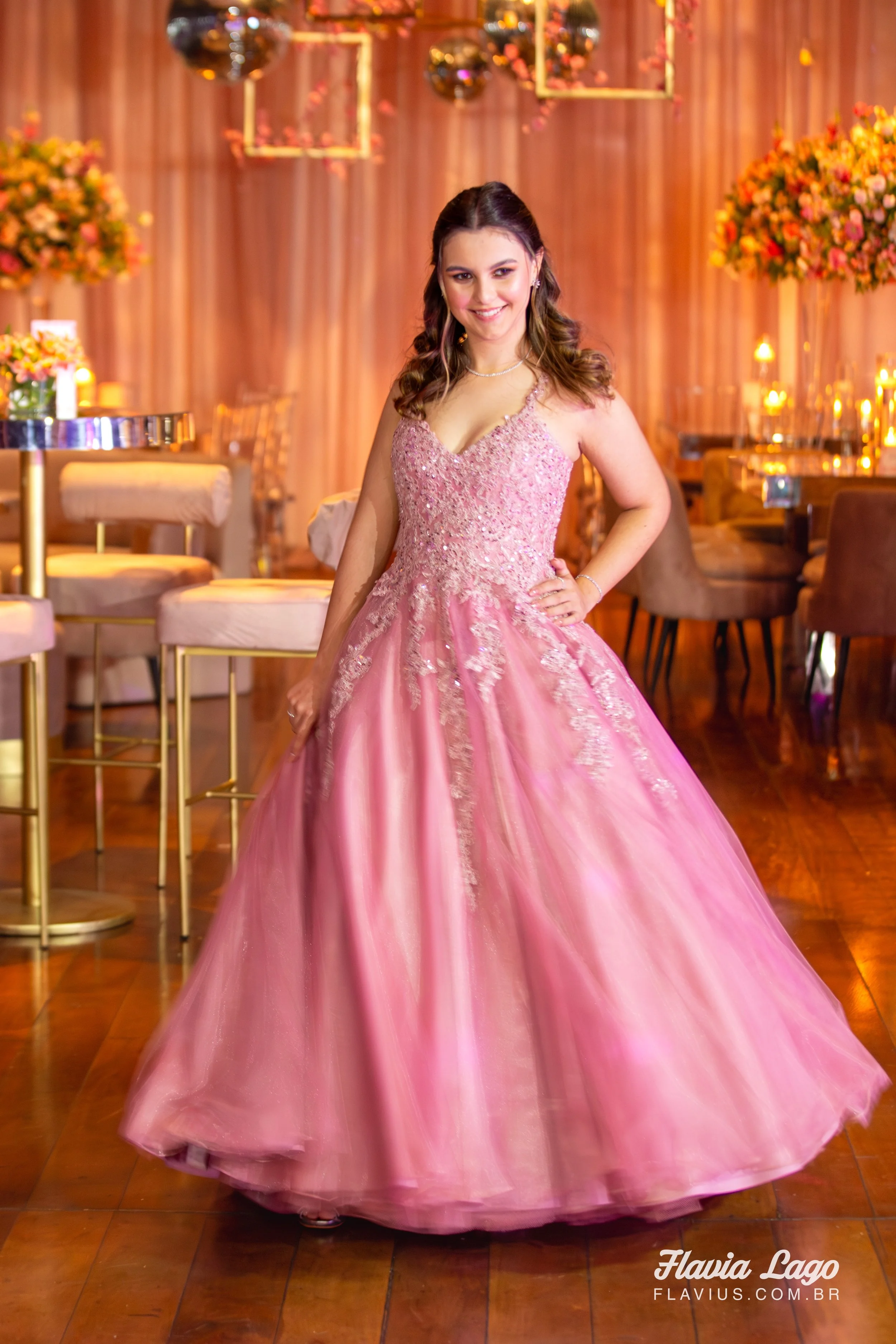 debutande de vestido rosa no salão principal da spazio itanhangá