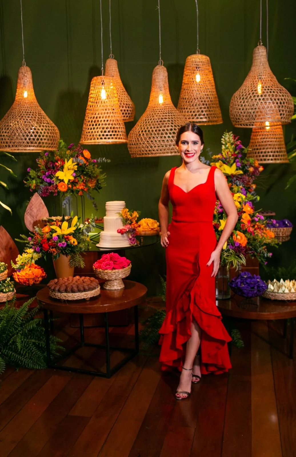 Aniversário 40 anos com decoração verde e flores coloridas