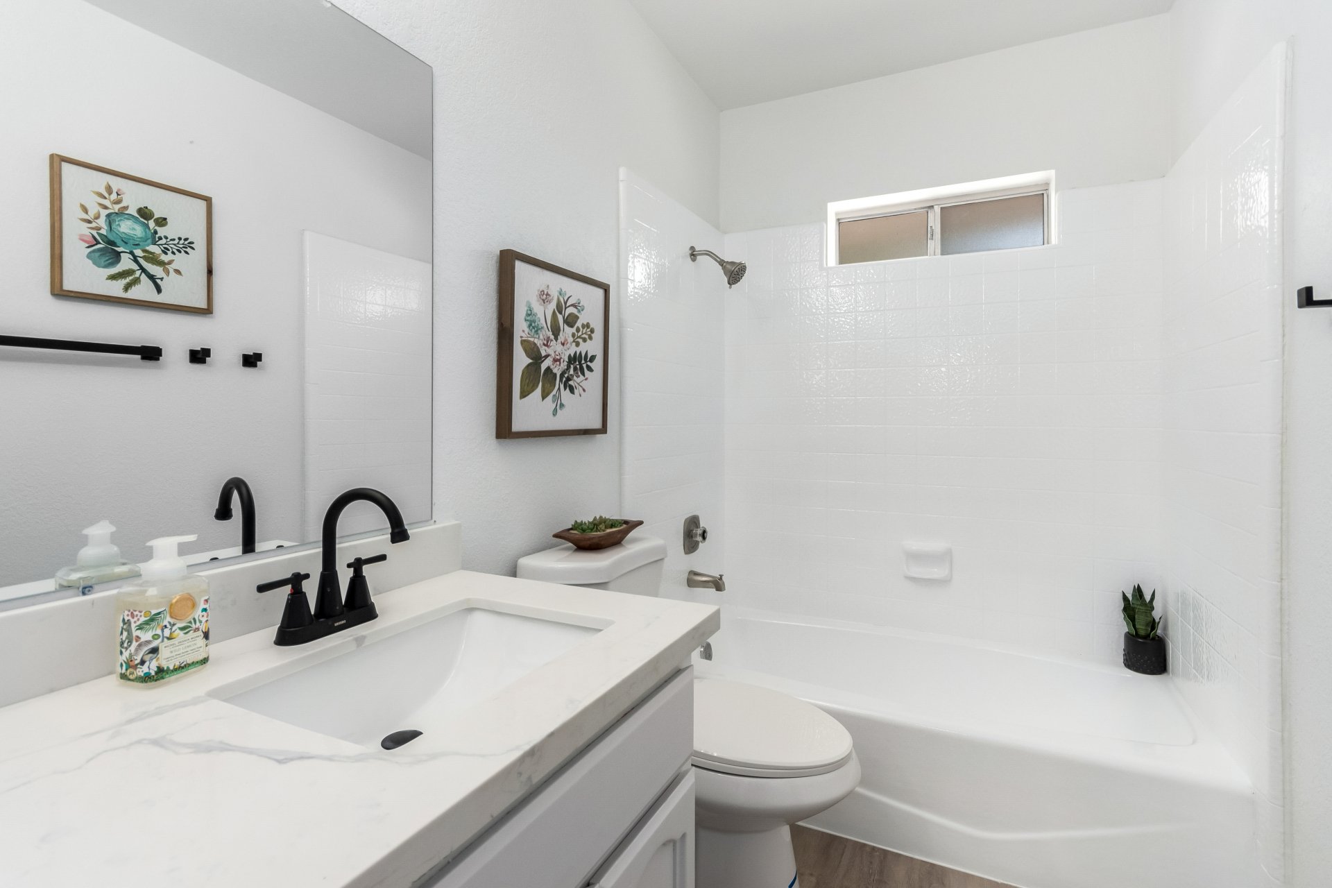 19 - Saguaro Guest Bath.jpg