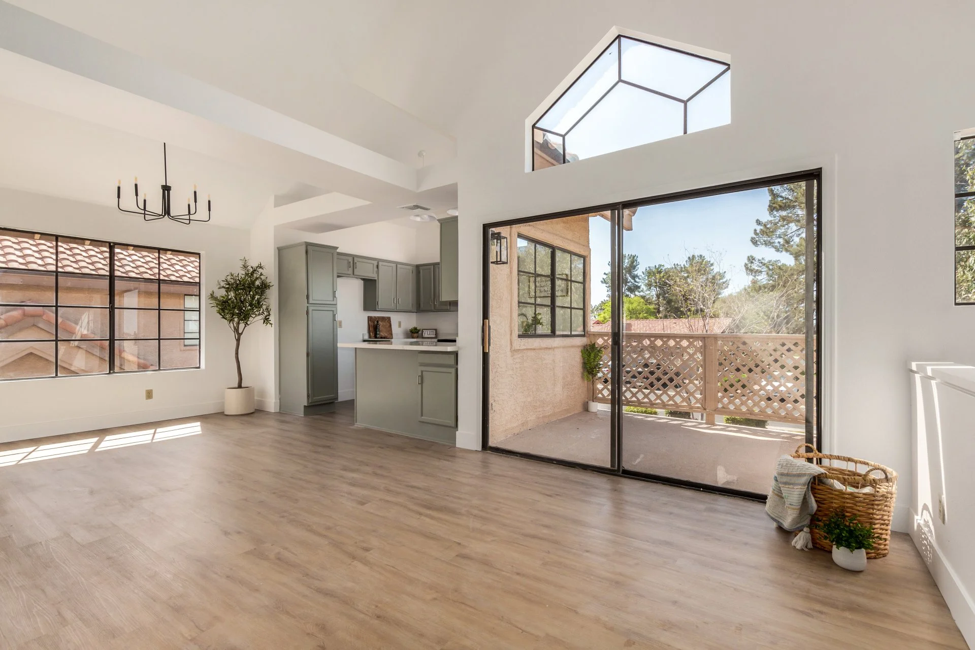 06 - Pasadena Main room.jpg