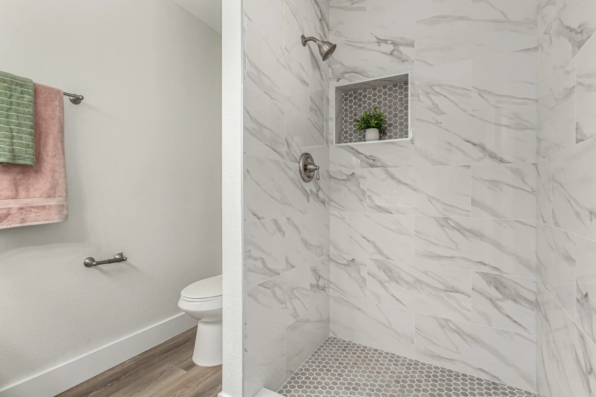 16-Hackamore Bathroom1.jpg