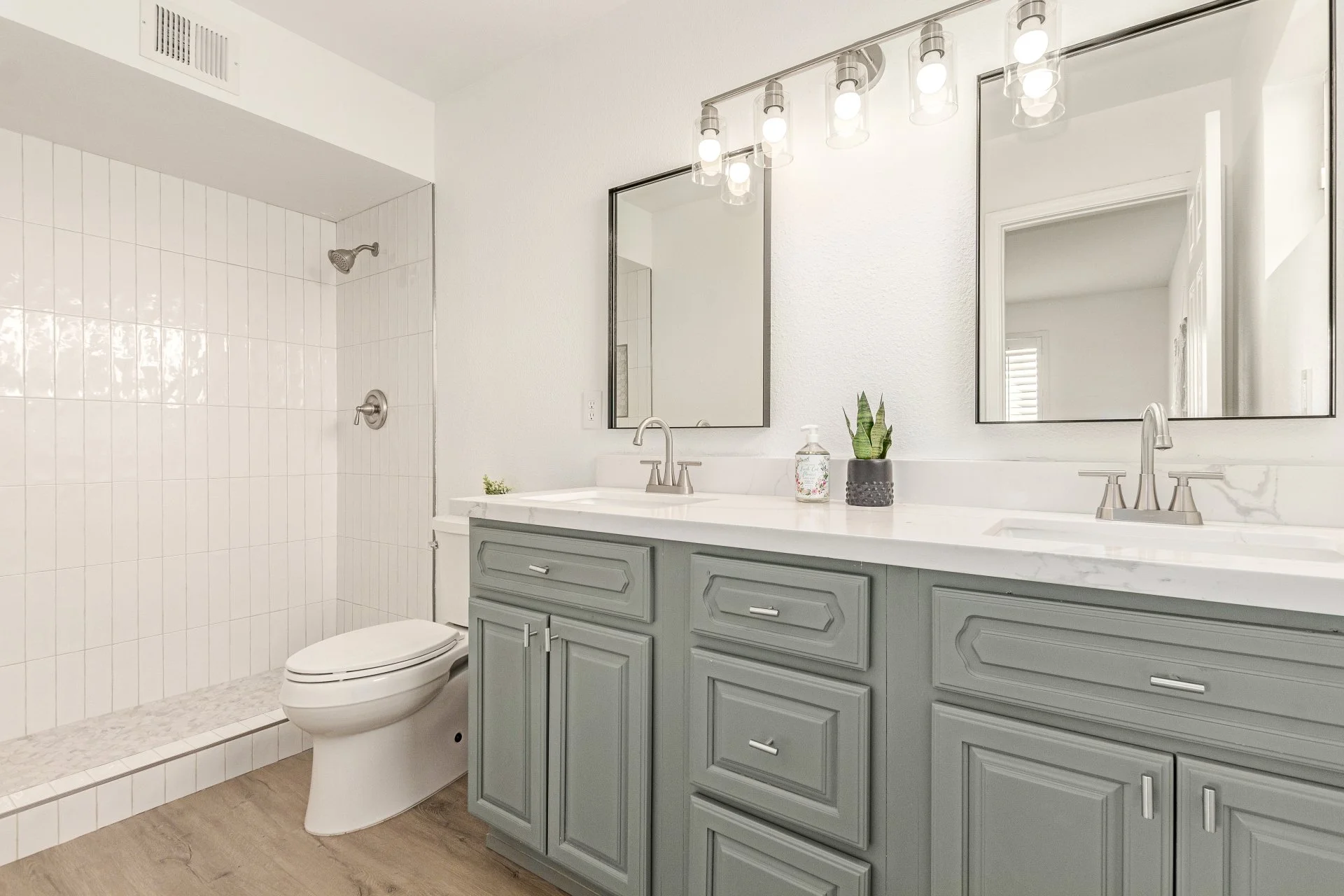 18 - Knowles Bathroom1.jpg