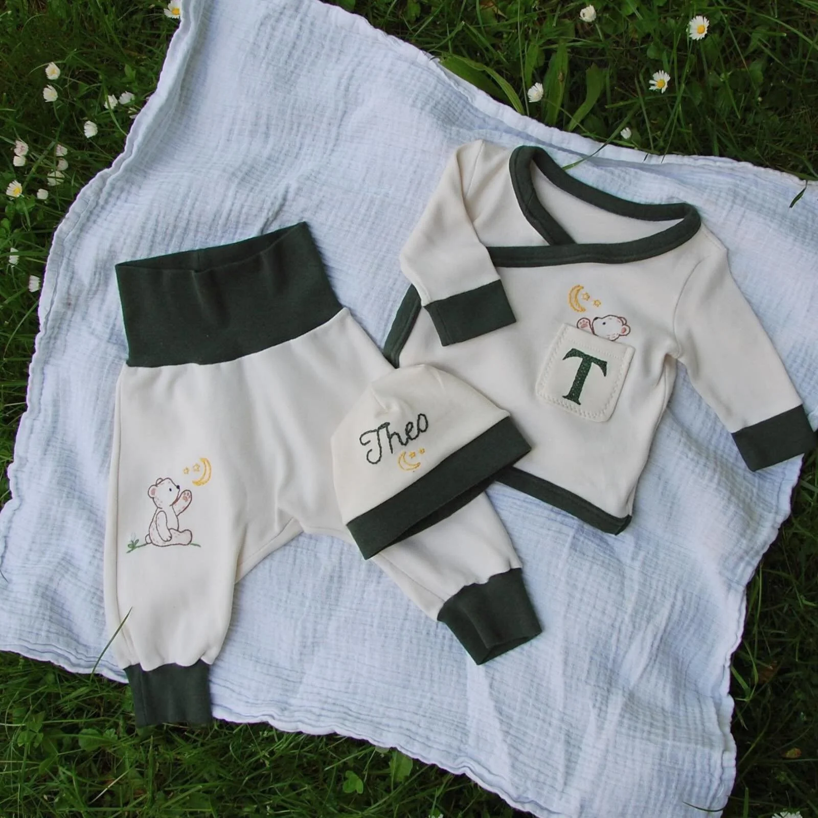 Besondere Erinnerungen schaffen in personalisierten Erstlingssets von A f&uuml;r Anfang. 🤍 

Selbst gen&auml;ht, handbestickt und aus 100% GOTS-zertifizierter Bio-Baumwolle. 🌱 

Anfragen per DM und bald auch im Onlineshop! 

#selfmade #babyclothing