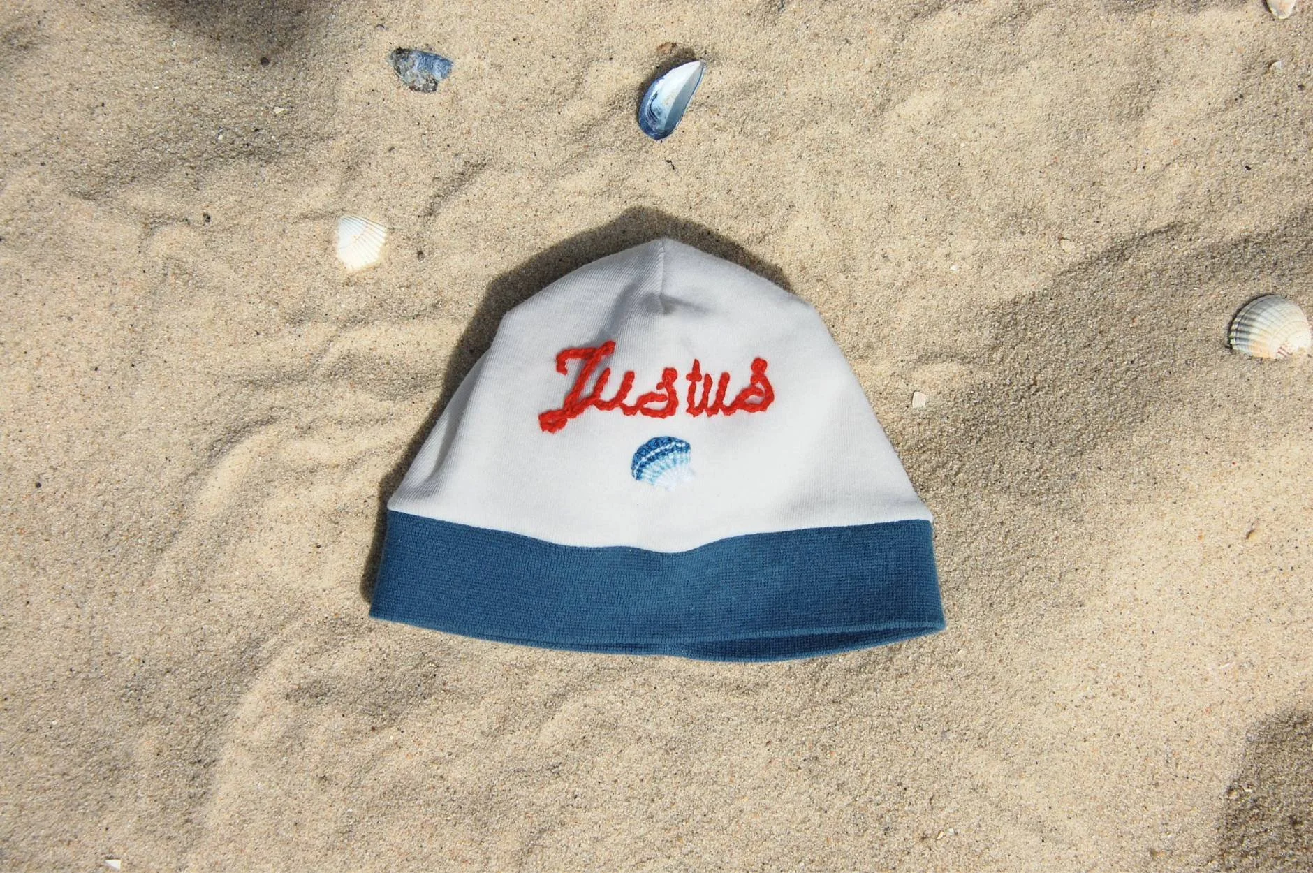 muschel-muetze-justus-strand.jpg