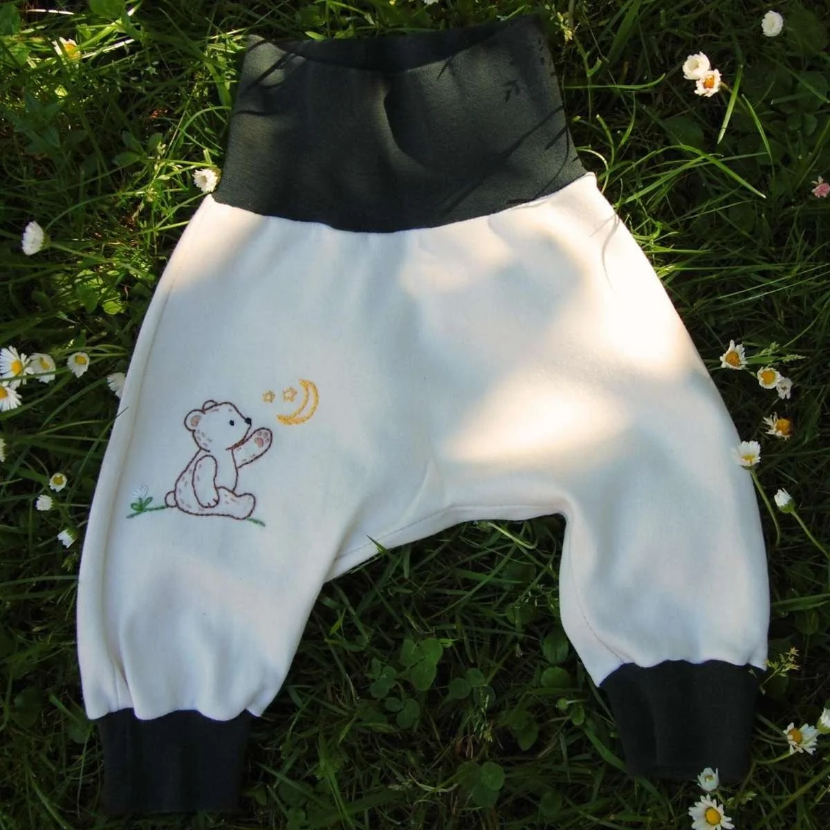 mondbaer-hose-wiese.jpg