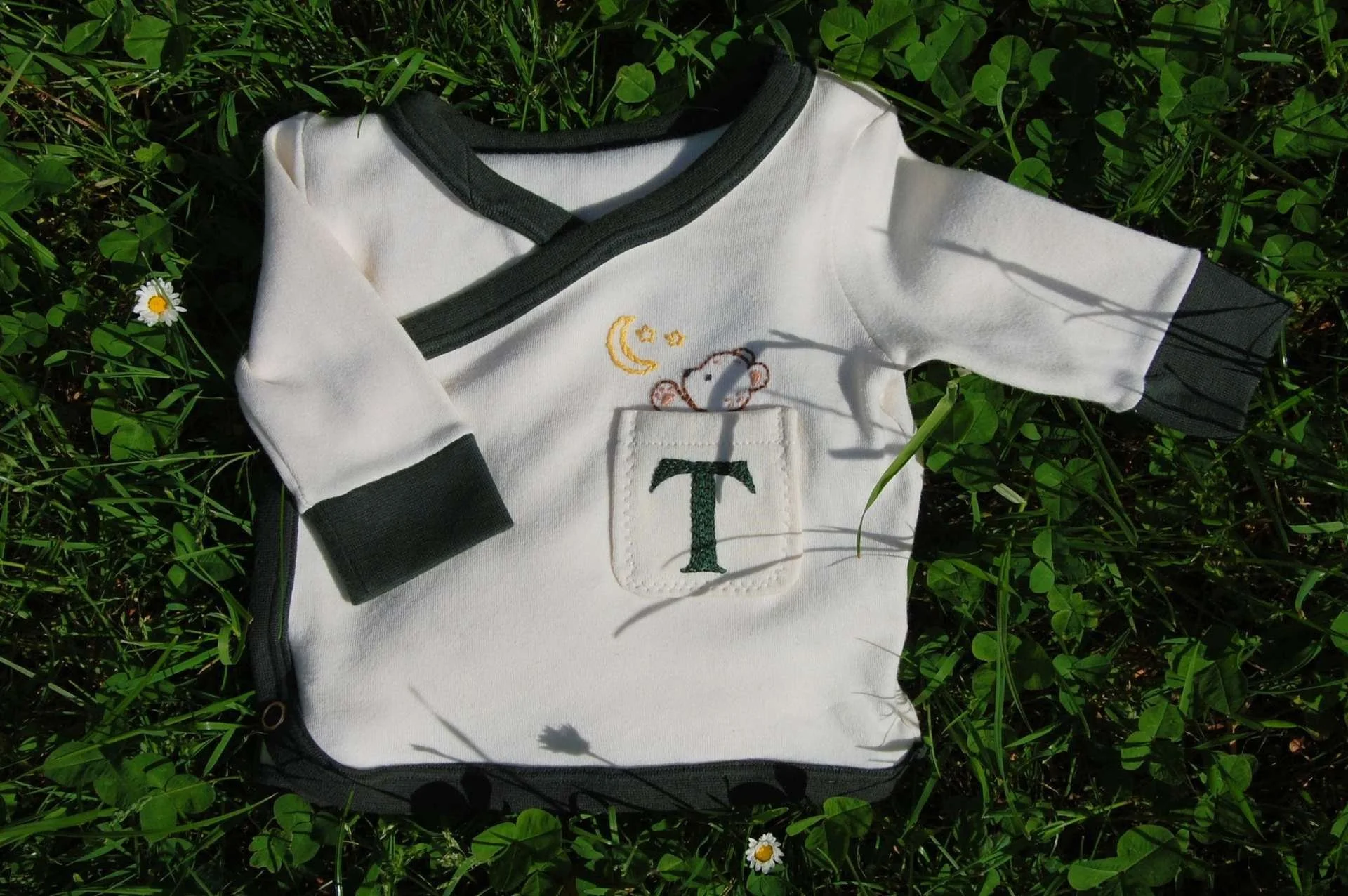 mondbaer-wickelshirt-wiese.jpg