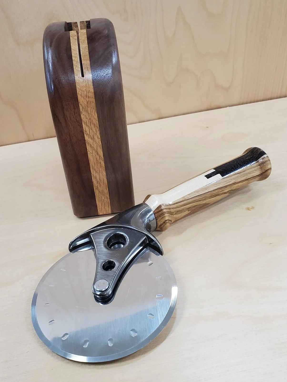 Pizza cutter and stand