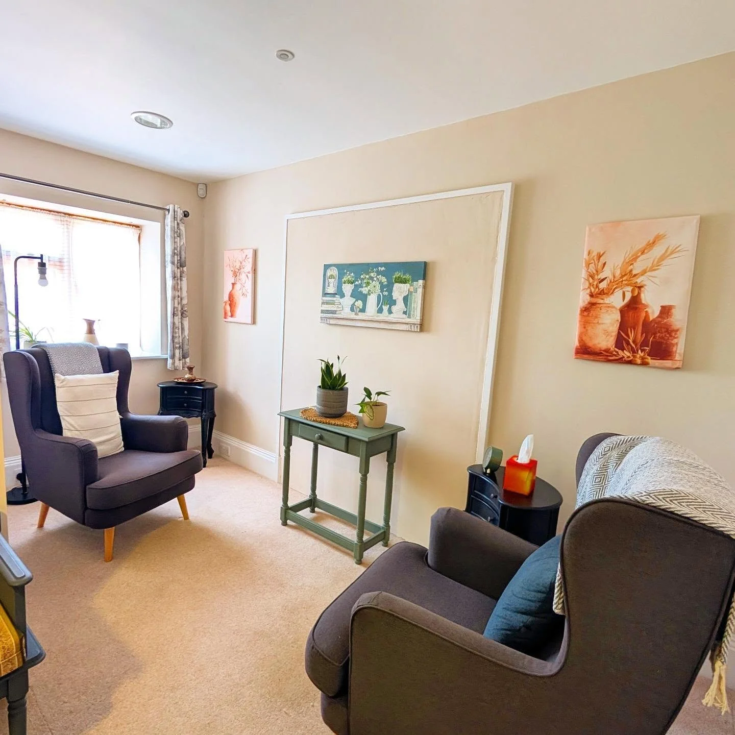 🪷 one of the beautiful, calm therapy rooms where I see face to face clients @the_health_studios near Cirencester and Cheltenham 

🪷 the tranquility of the countryside with free onsite parking &amp; @fireandflowcoffee just next door 

🪷 ready to st