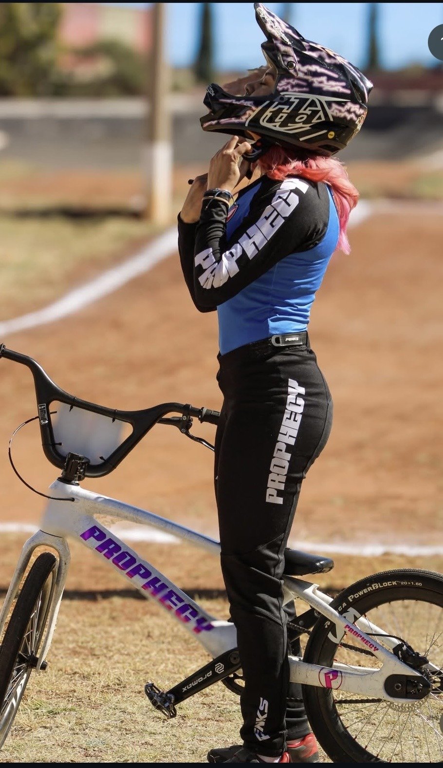 69bed573729a2_Metz 2.jpg