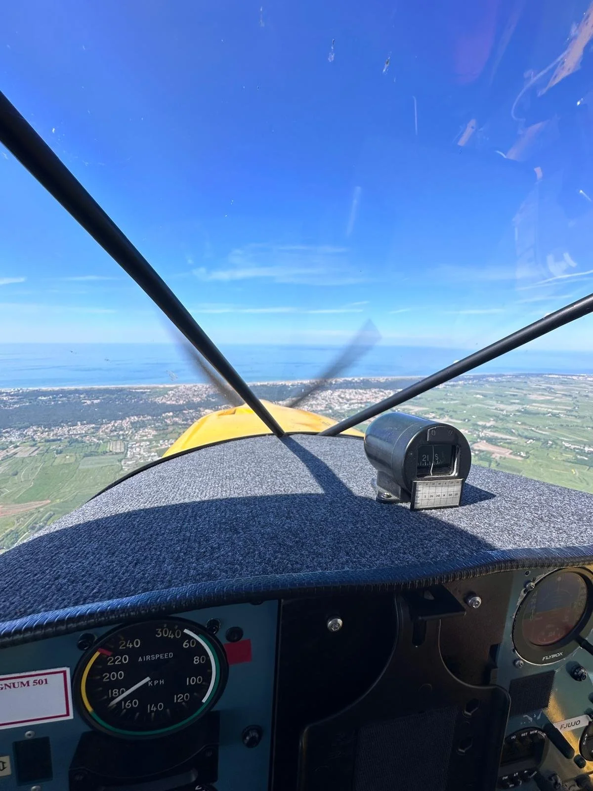Vue cockpit du Savannah S du Club ULM de Channay-sur-Lathan, en croisiere vers l'Ile d'Yeu.