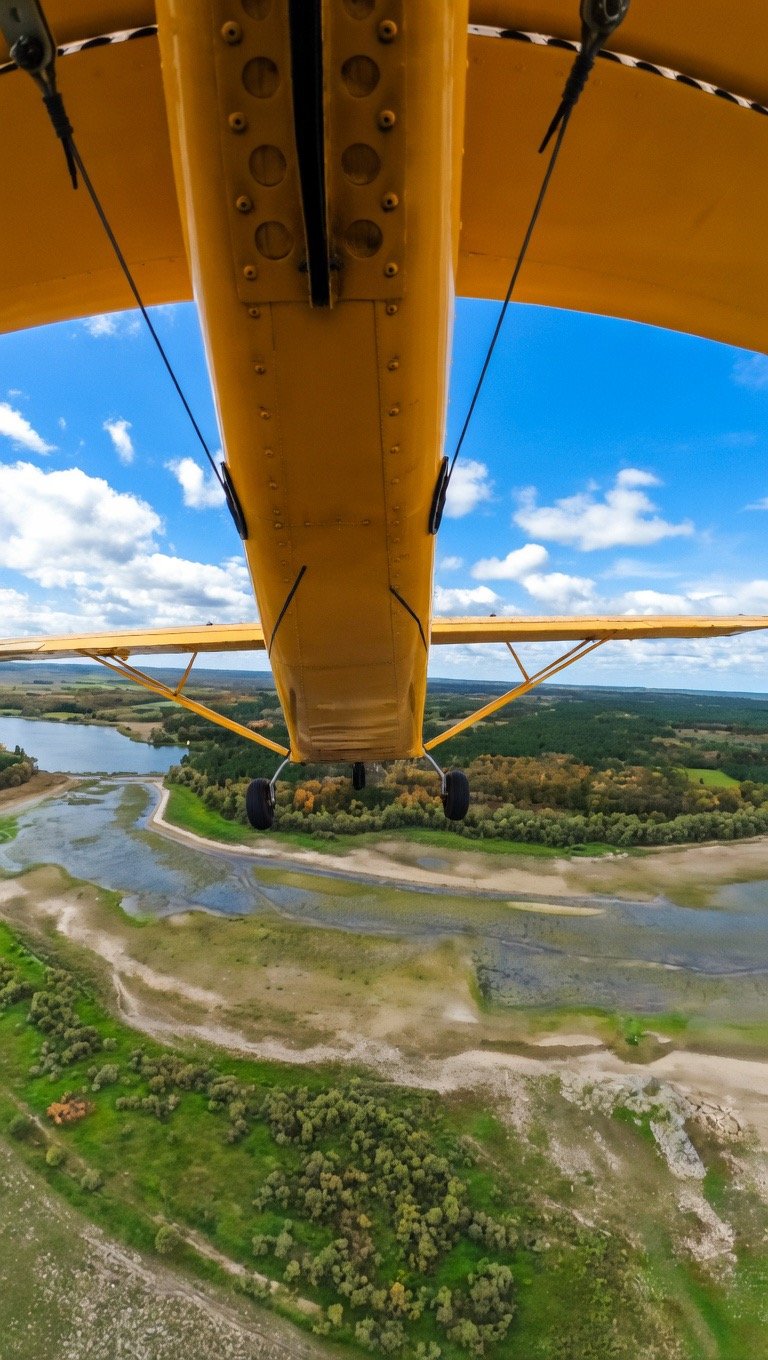 Vue arrière depuis une caméra embarquée sur un ULM de type Savannah S, au-dessus du lac de Rillé.